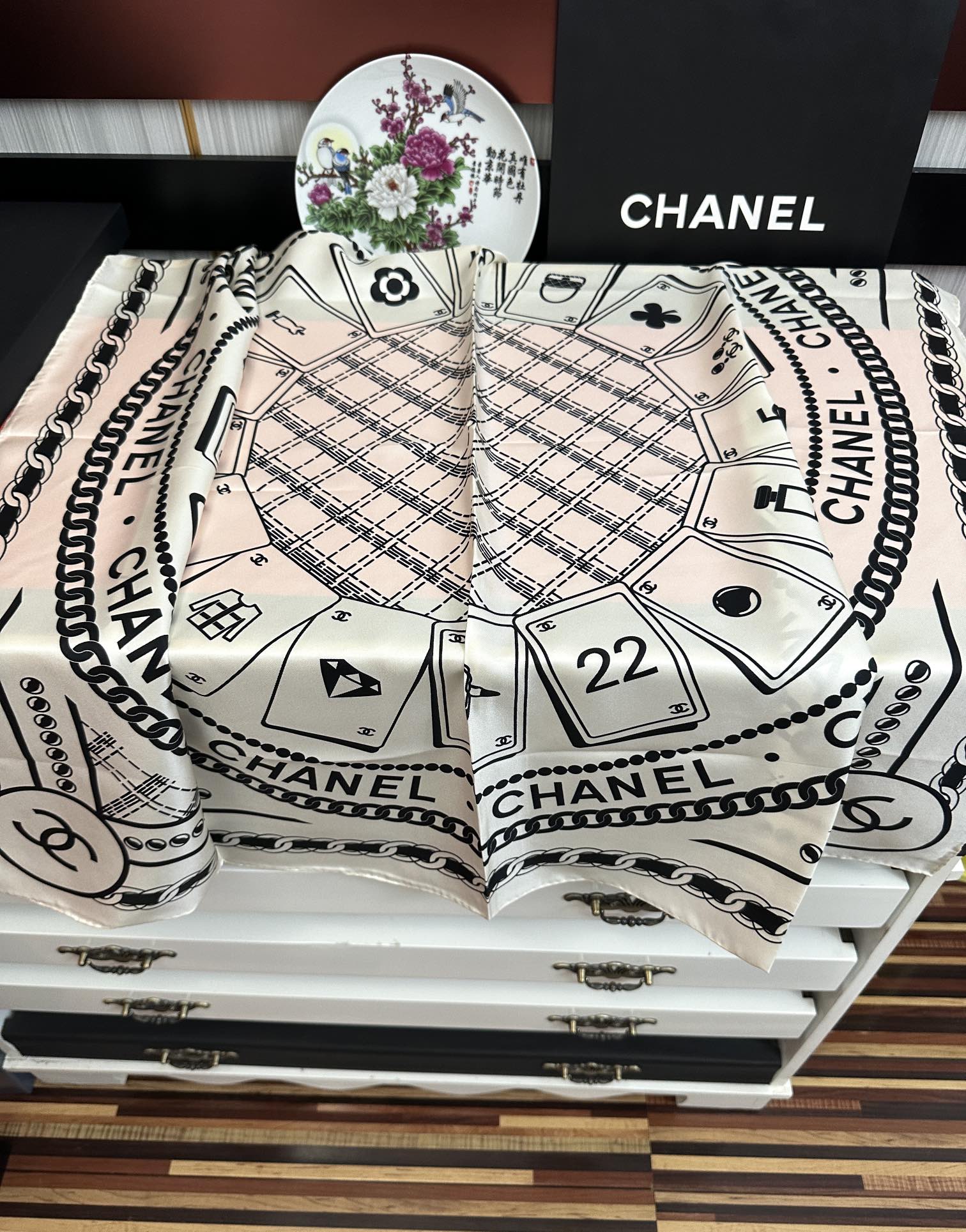 。高品质 香奈儿 【香水扑克牌系列】👍香奶奶永远都是比较经典發一条印有瓶子交织图案巧妙搭配得意简直太美了
