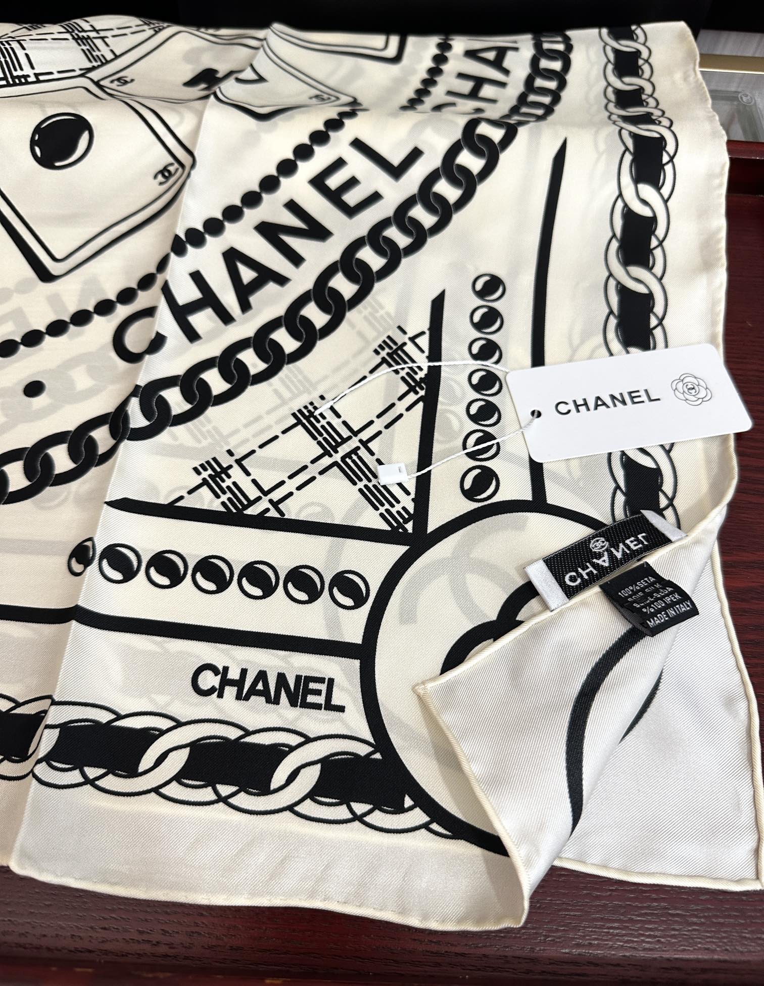 。高品质 香奈儿 【香水扑克牌系列】👍香奶奶永远都是比较经典發一条印有瓶子交织图案巧妙搭配得意简直太美了