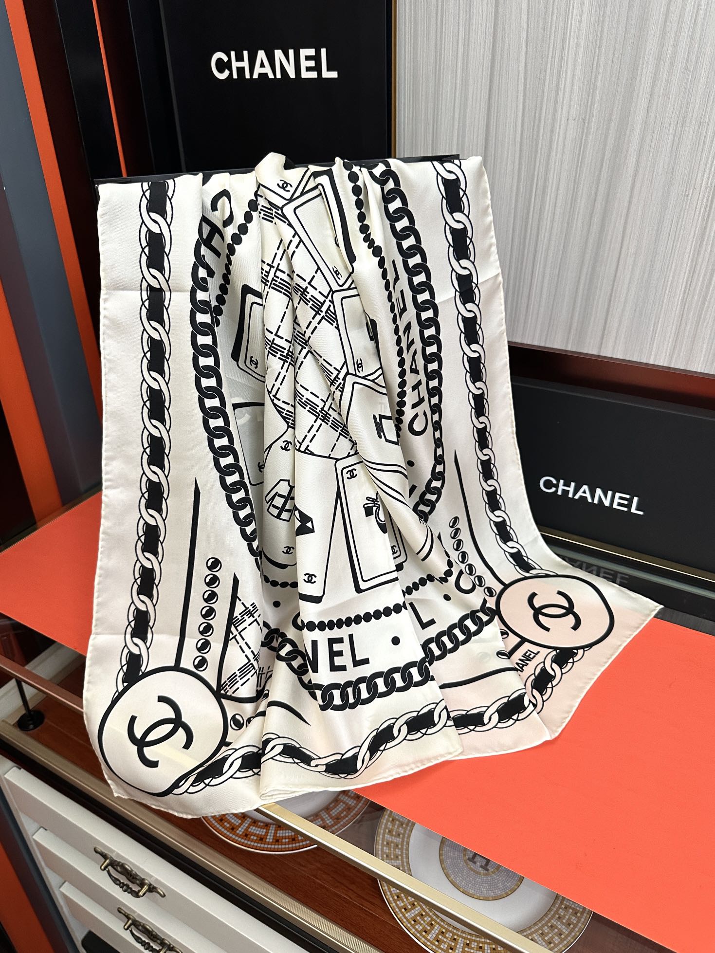 。高品质 香奈儿 【香水扑克牌系列】👍香奶奶永远都是比较经典發一条印有瓶子交织图案巧妙搭配得意简直太美了