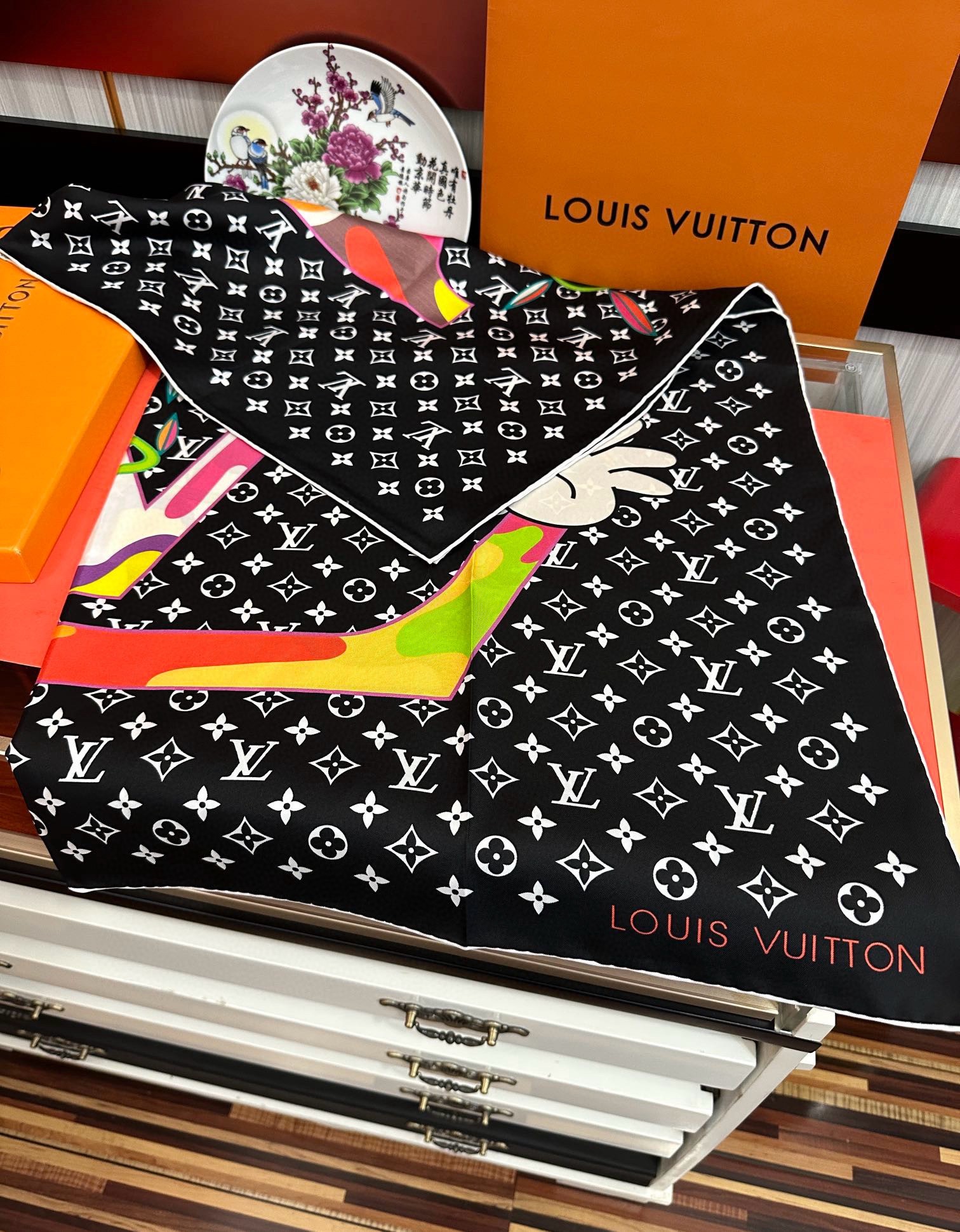 。2010新品LV专柜同步【18mm双面同色】太美了庆祝“L家”90典藏方巾通过别致的经典色彩向原创设计