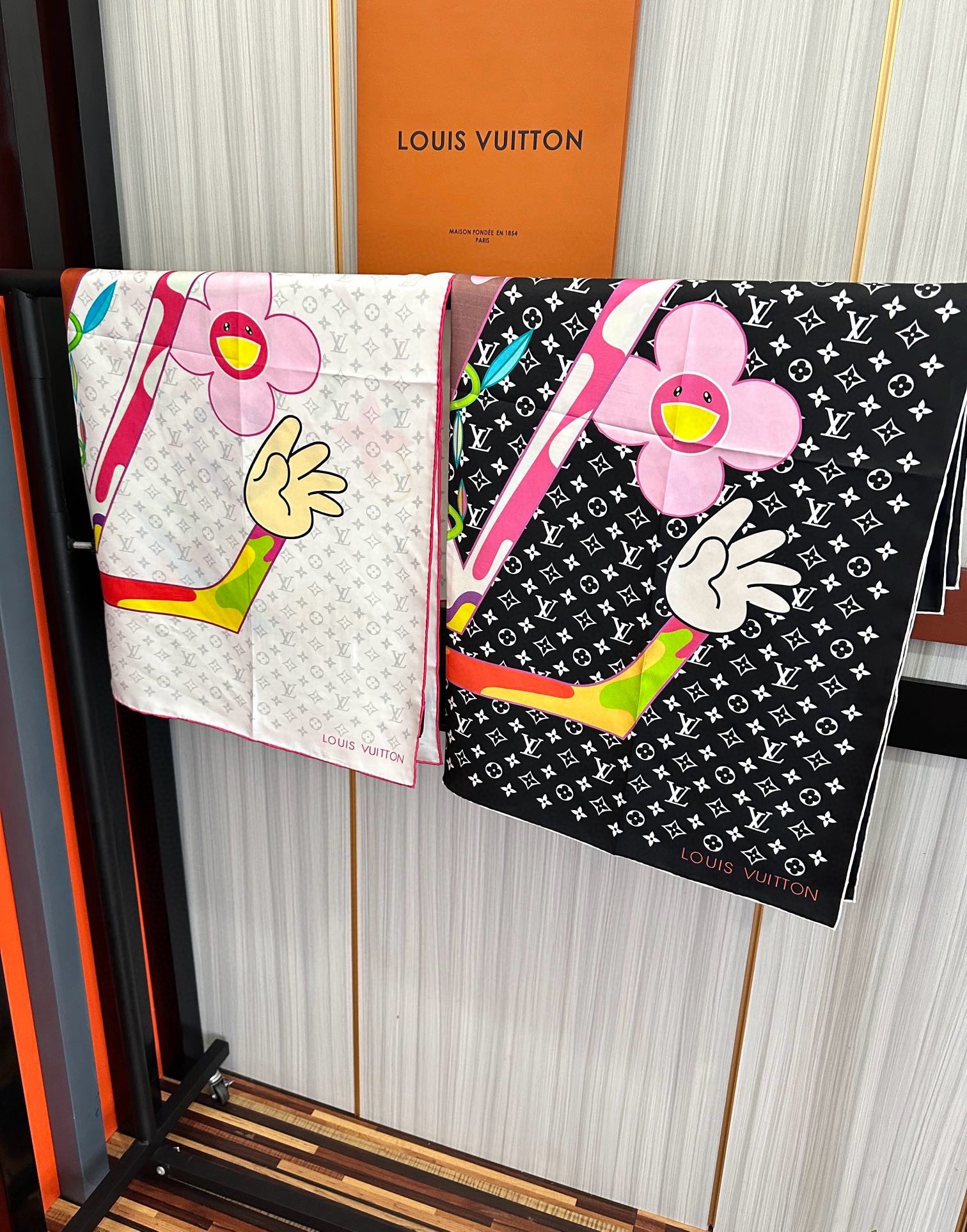 。2010新品LV专柜同步【18mm双面同色】太美了庆祝“L家”90典藏方巾通过别致的经典色彩向原创设计