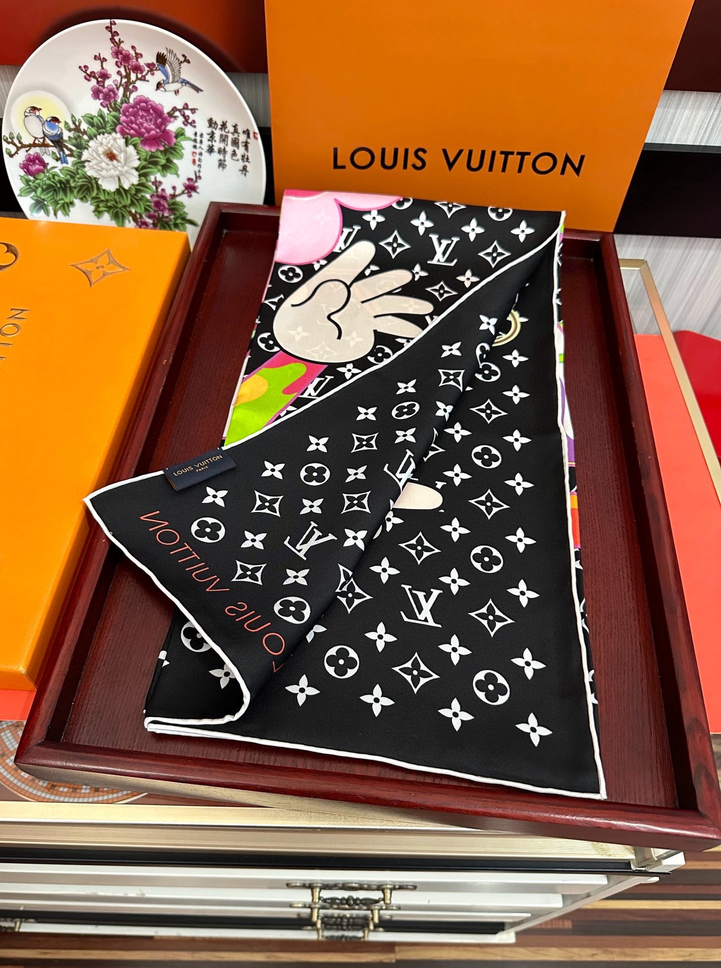 。2010新品LV专柜同步【18mm双面同色】太美了庆祝“L家”90典藏方巾通过别致的经典色彩向原创设计