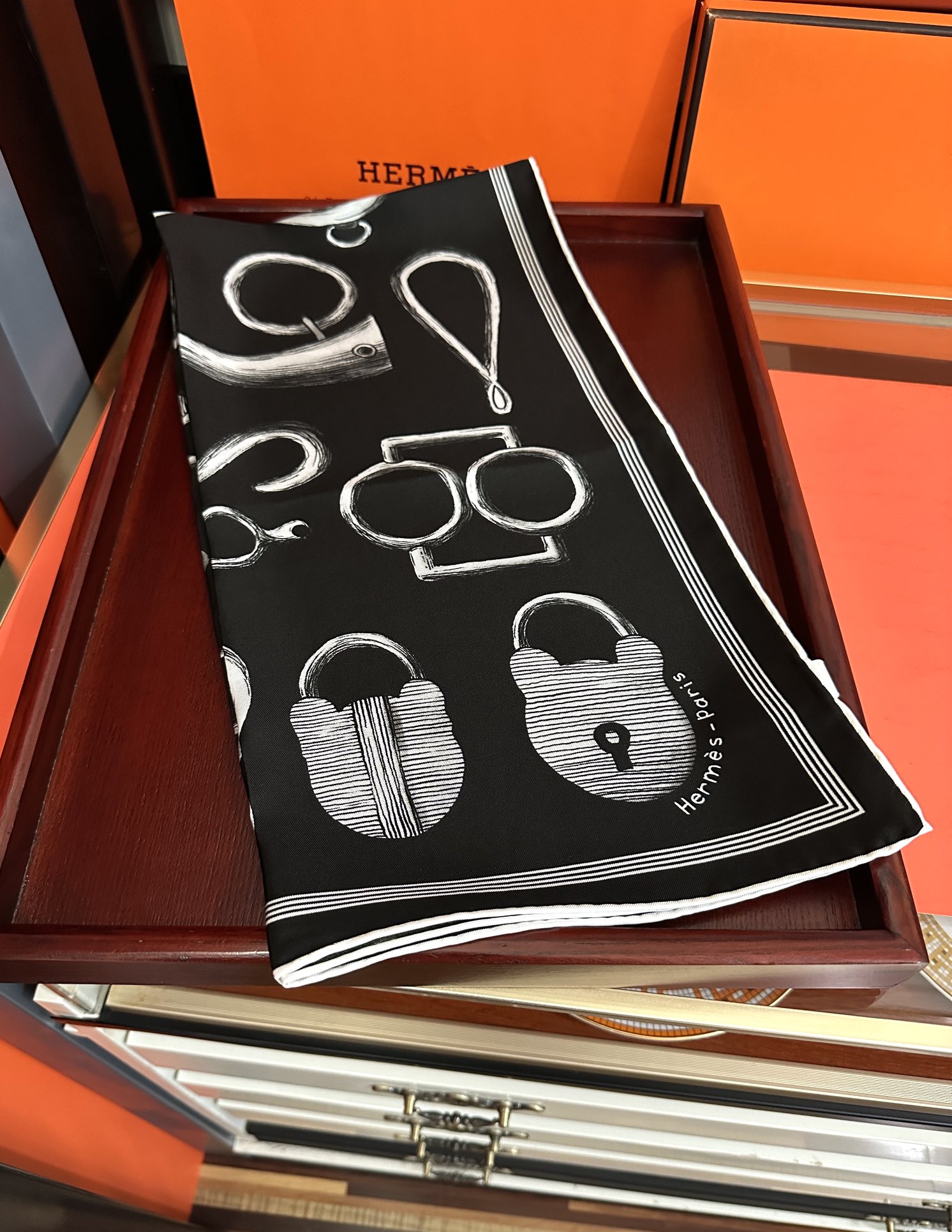 🆕高品质2025爱马仕最新款 官网同步 太阳精致卷边嘴唇太美了品质感很显好得意好搭到上瘾的丝巾色带着不显