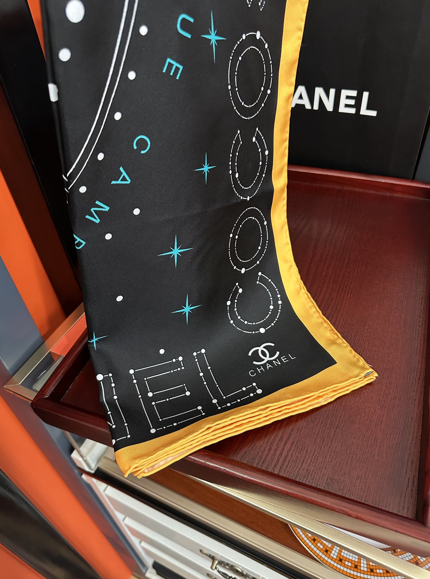  ❤️新款 香奈儿 •2025 《星座方巾》真丝斜纹绸 精致手工卷边质感高级呲牙触感柔滑庆祝将星座元素与