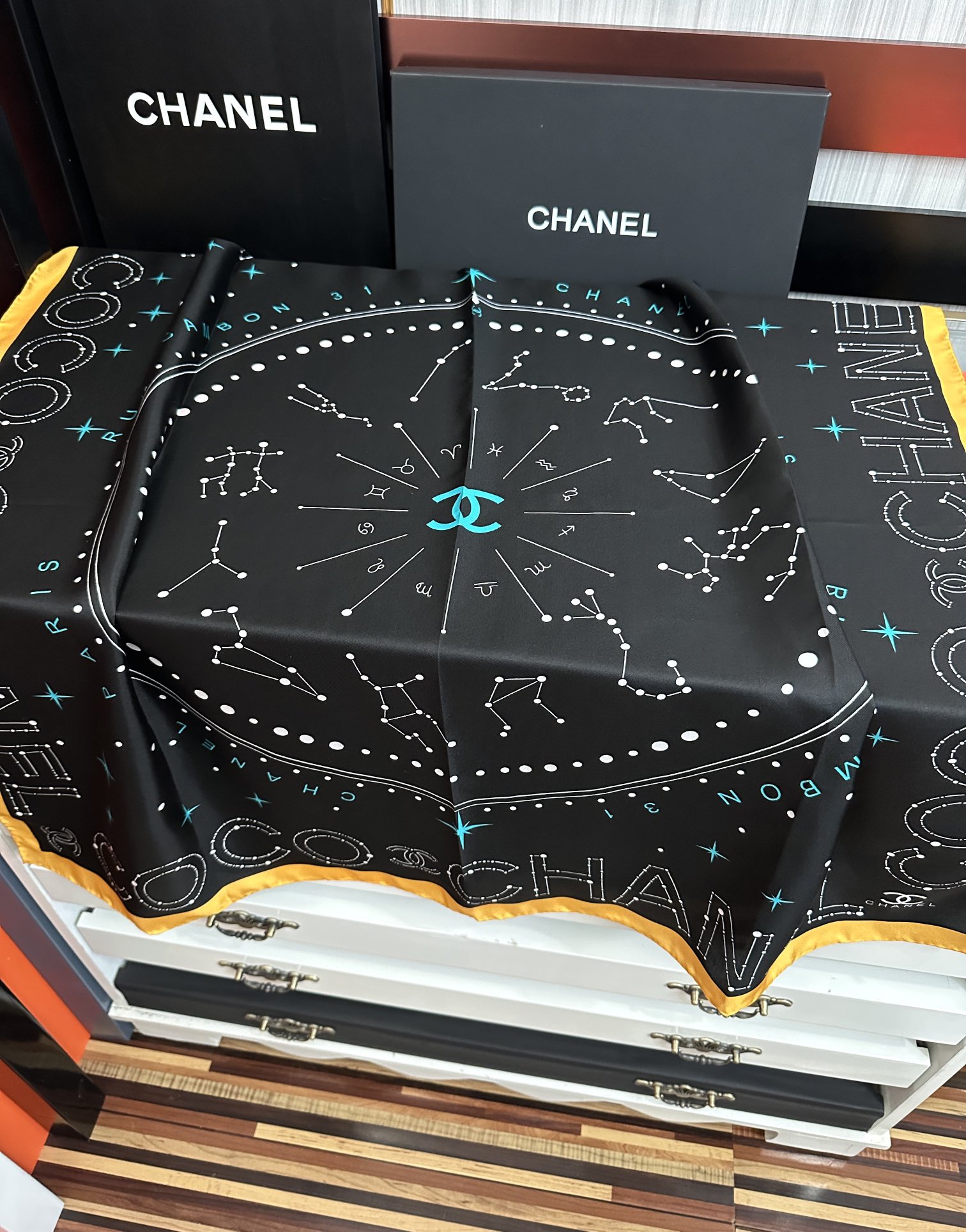  ❤️新款 香奈儿 •2025 《星座方巾》真丝斜纹绸 精致手工卷边质感高级呲牙触感柔滑庆祝将星座元素与