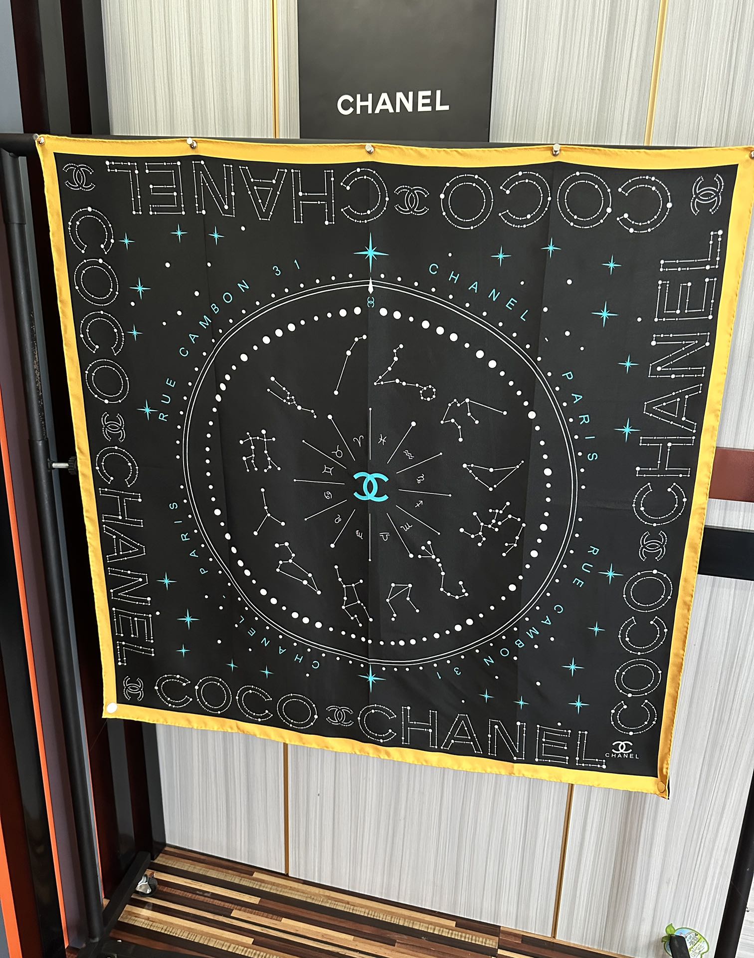  ❤️新款 香奈儿 •2025 《星座方巾》真丝斜纹绸 精致手工卷边质感高级呲牙触感柔滑庆祝将星座元素与