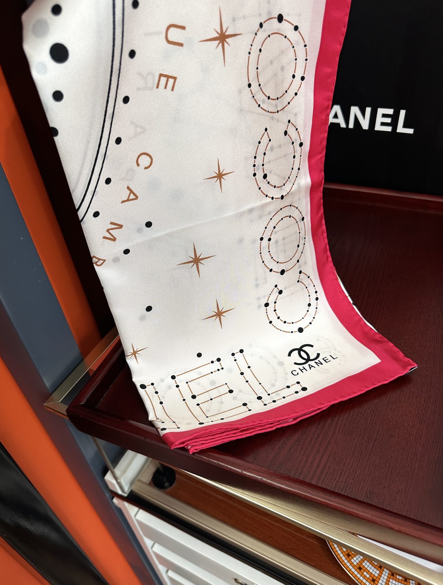  ❤️新款 香奈儿 •2025 《星座方巾》真丝斜纹绸 精致手工卷边质感高级呲牙触感柔滑庆祝将星座元素与