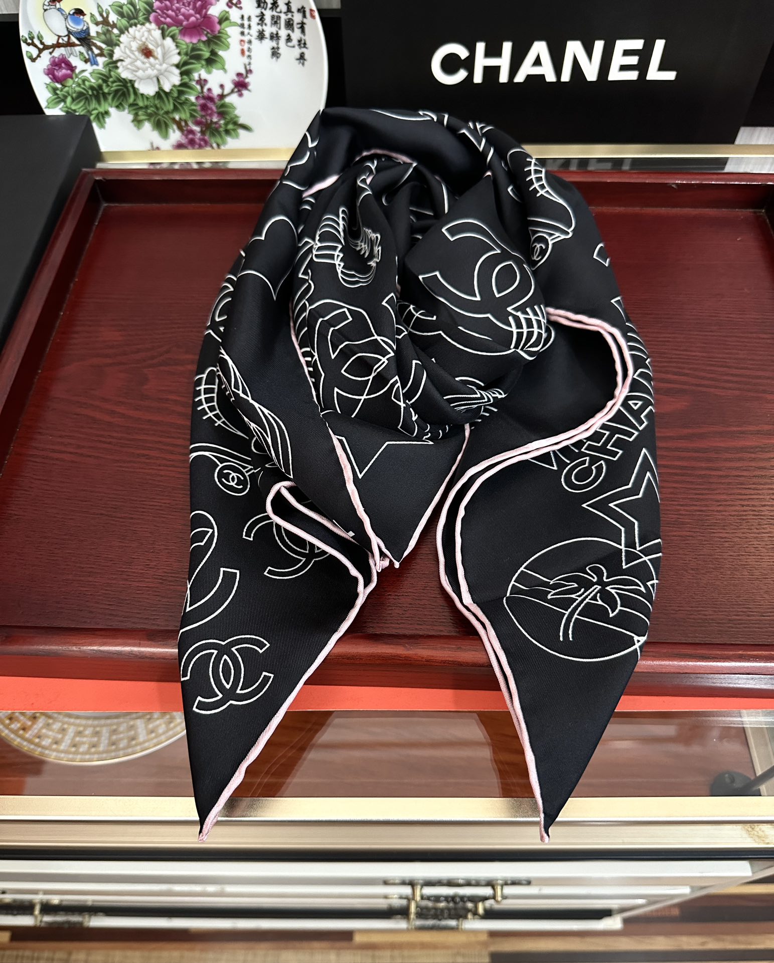  。香奈儿 专柜同步【双面同色】重磅推荐色真的超级爱的款式❤️Love,真情永在得意一条印有chanel