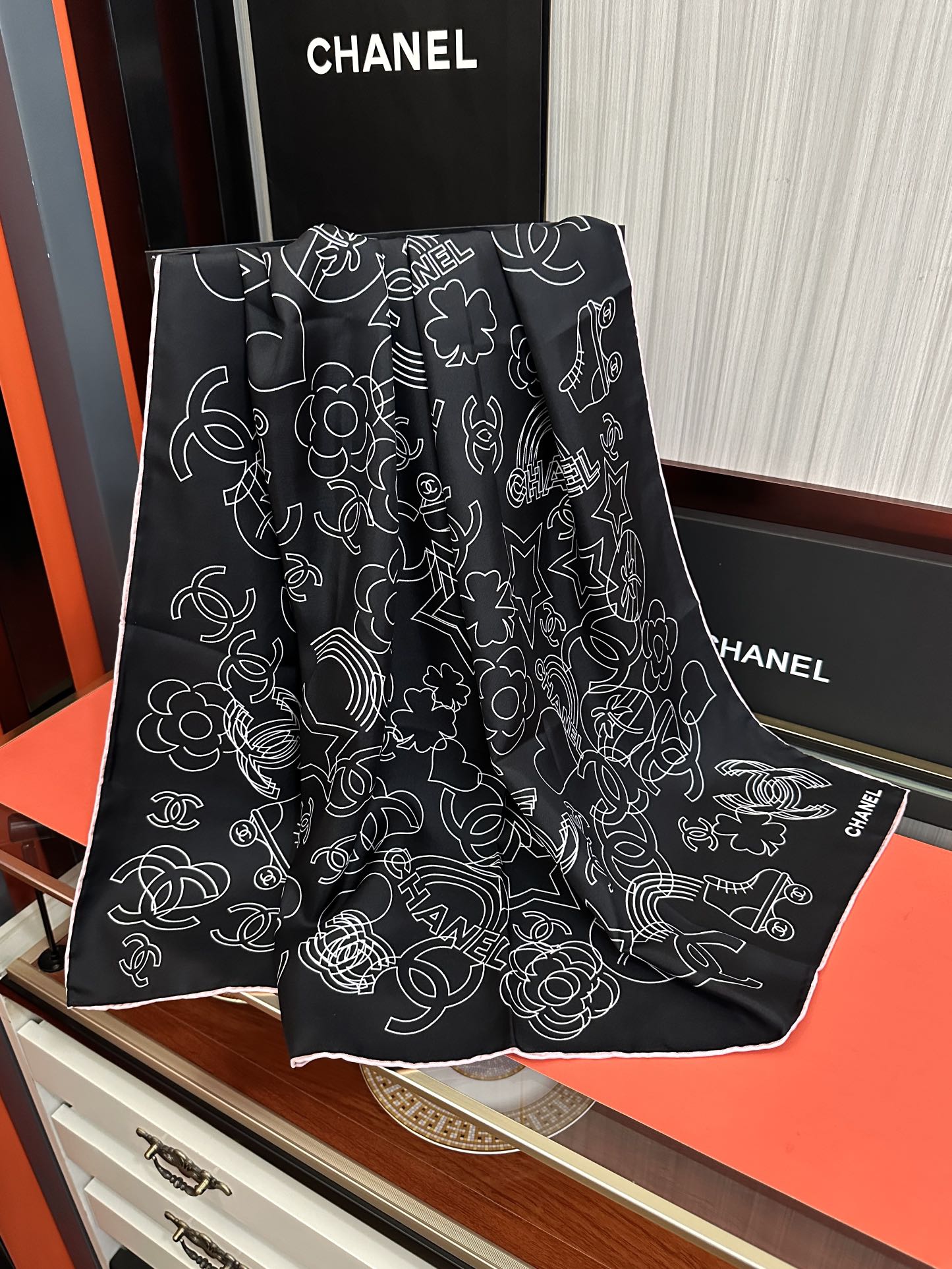  。香奈儿 专柜同步【双面同色】重磅推荐色真的超级爱的款式❤️Love,真情永在得意一条印有chanel