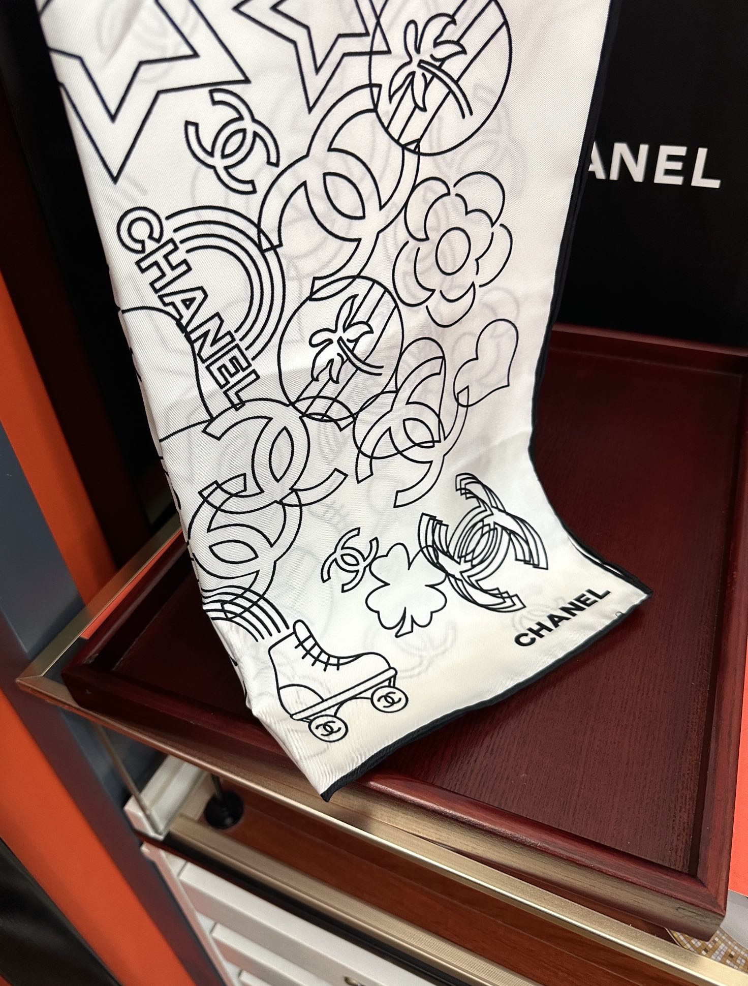  。香奈儿 专柜同步【双面同色】重磅推荐色真的超级爱的款式❤️Love,真情永在得意一条印有chanel