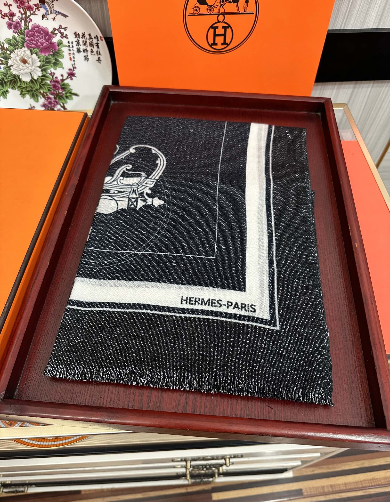 上新。 2010爱马士银丝最新款吃瓜女人们必备款礼物闪闪发光咖啡顶级设计太美了，真心赞👍【羊绒绒长巾】😘