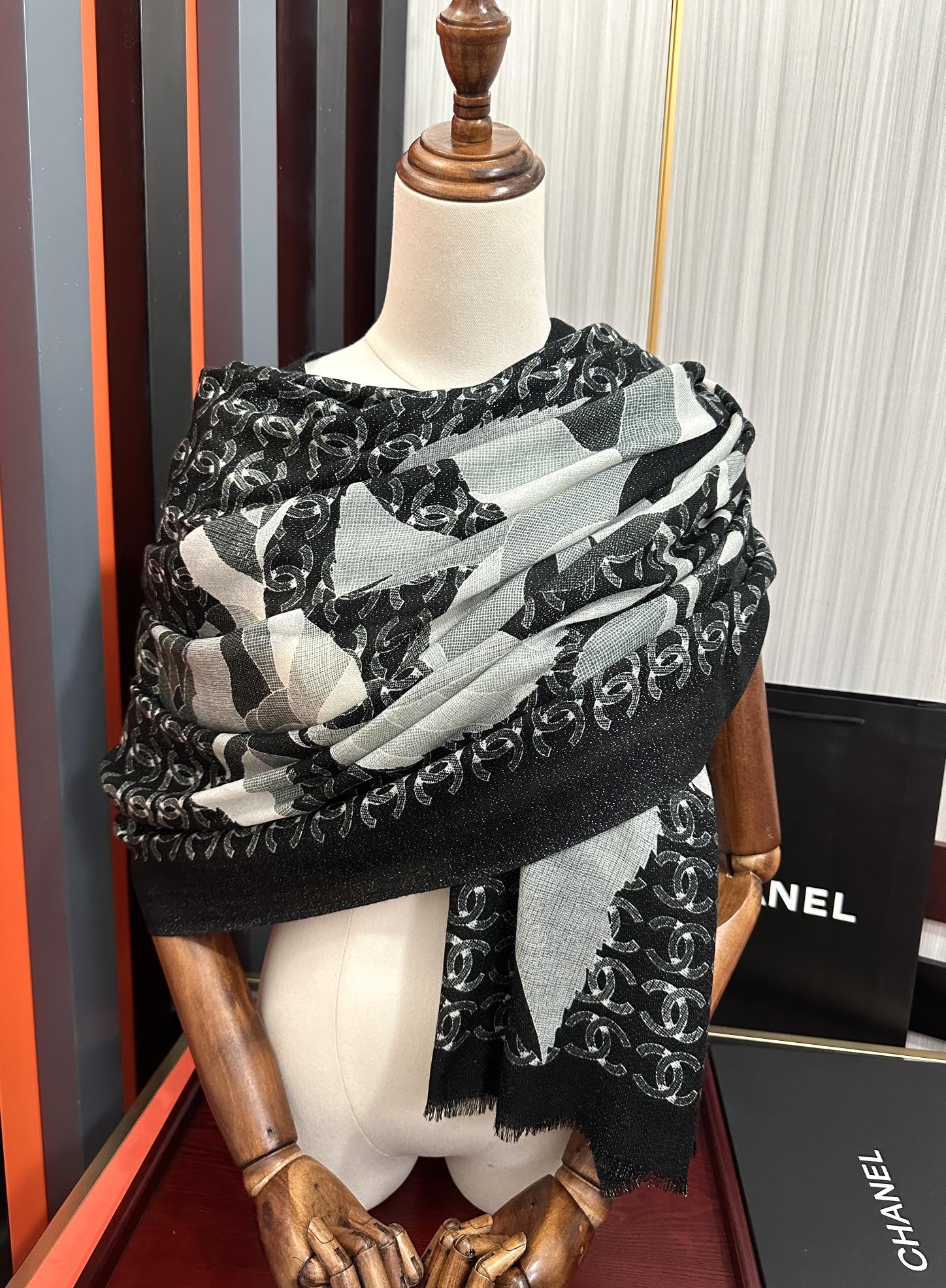 上新 。 2010 香奈儿 会发光银丝吃瓜女人们必备款礼物闪闪发光咖啡顶级设计太美了，真心赞👍【双C字母