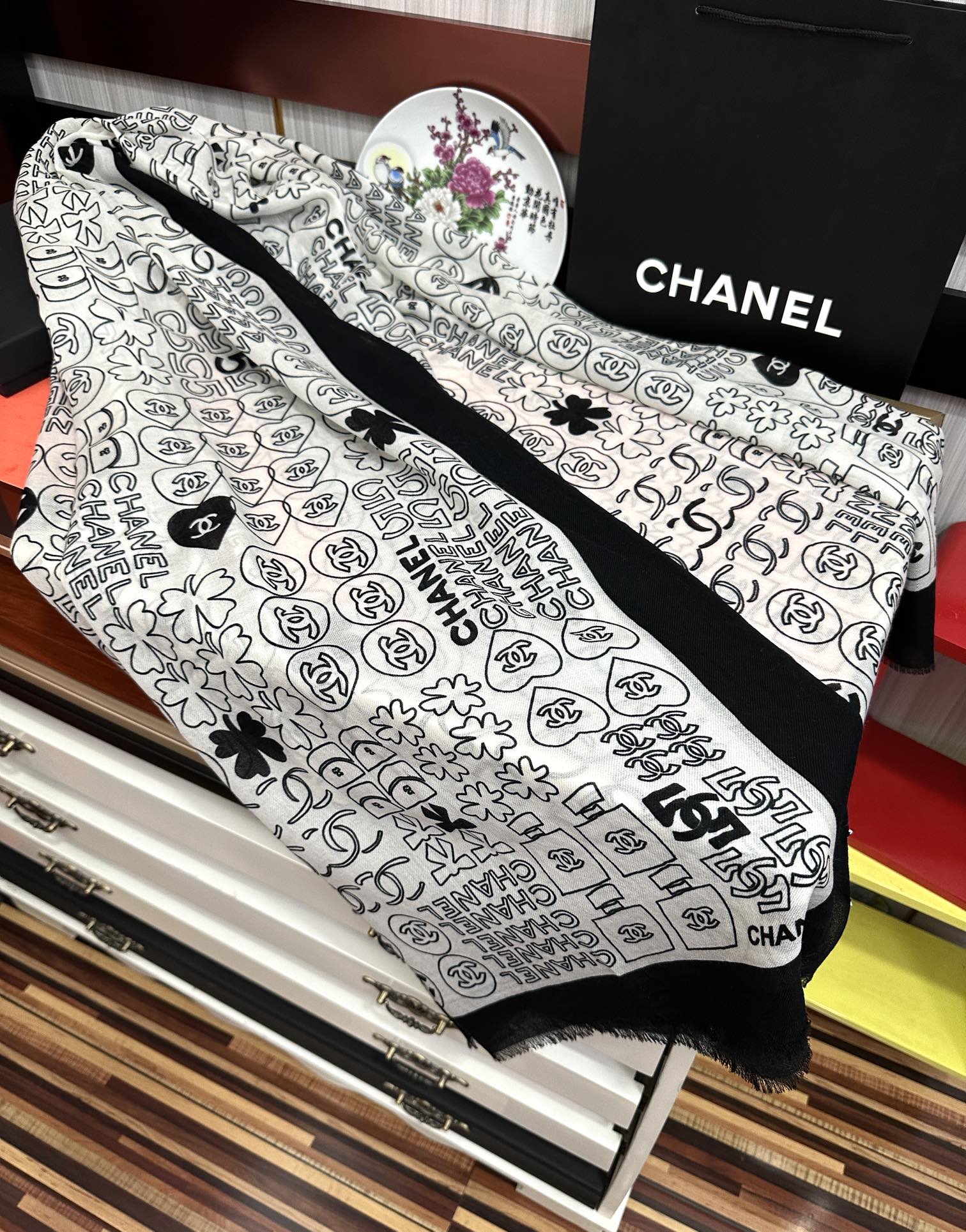 。重磅推荐 小香2025 最新款【5号香水瓶】必备款 顶级设计太美了，真心赞👍😘💍实物真心美 🎀披肩配以