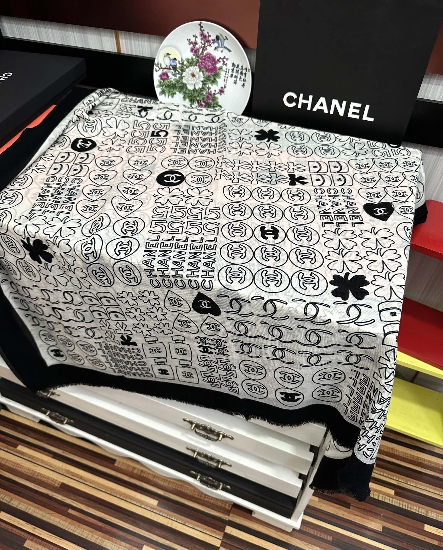 。重磅推荐 小香2025 最新款【5号香水瓶】必备款 顶级设计太美了，真心赞👍😘💍实物真心美 🎀披肩配以