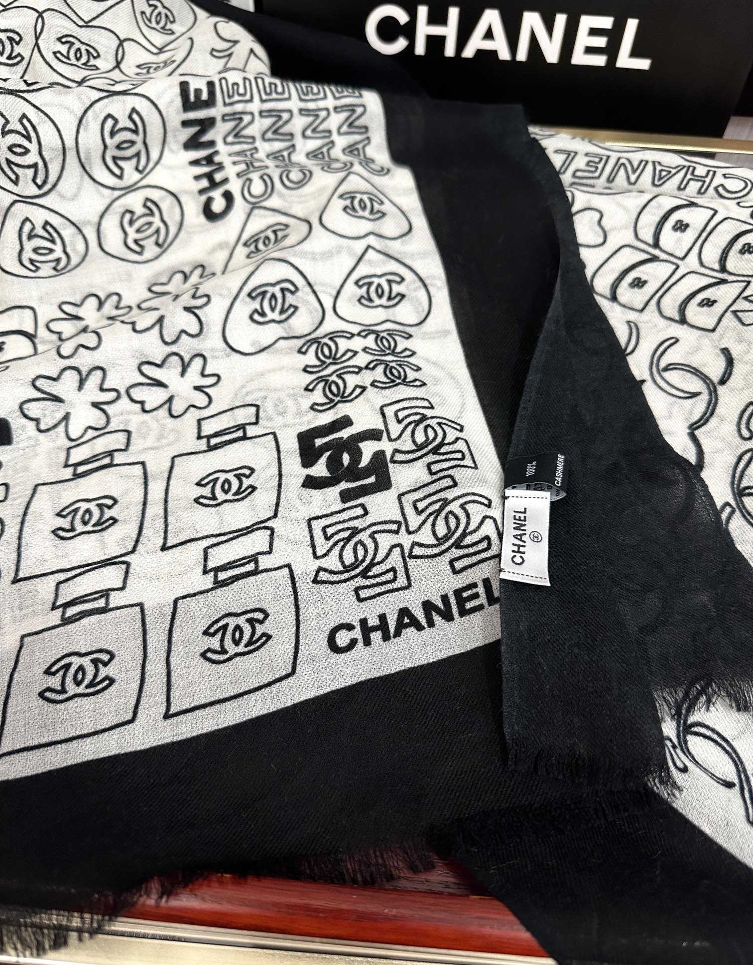 。重磅推荐 小香2025 最新款【5号香水瓶】必备款 顶级设计太美了，真心赞👍😘💍实物真心美 🎀披肩配以