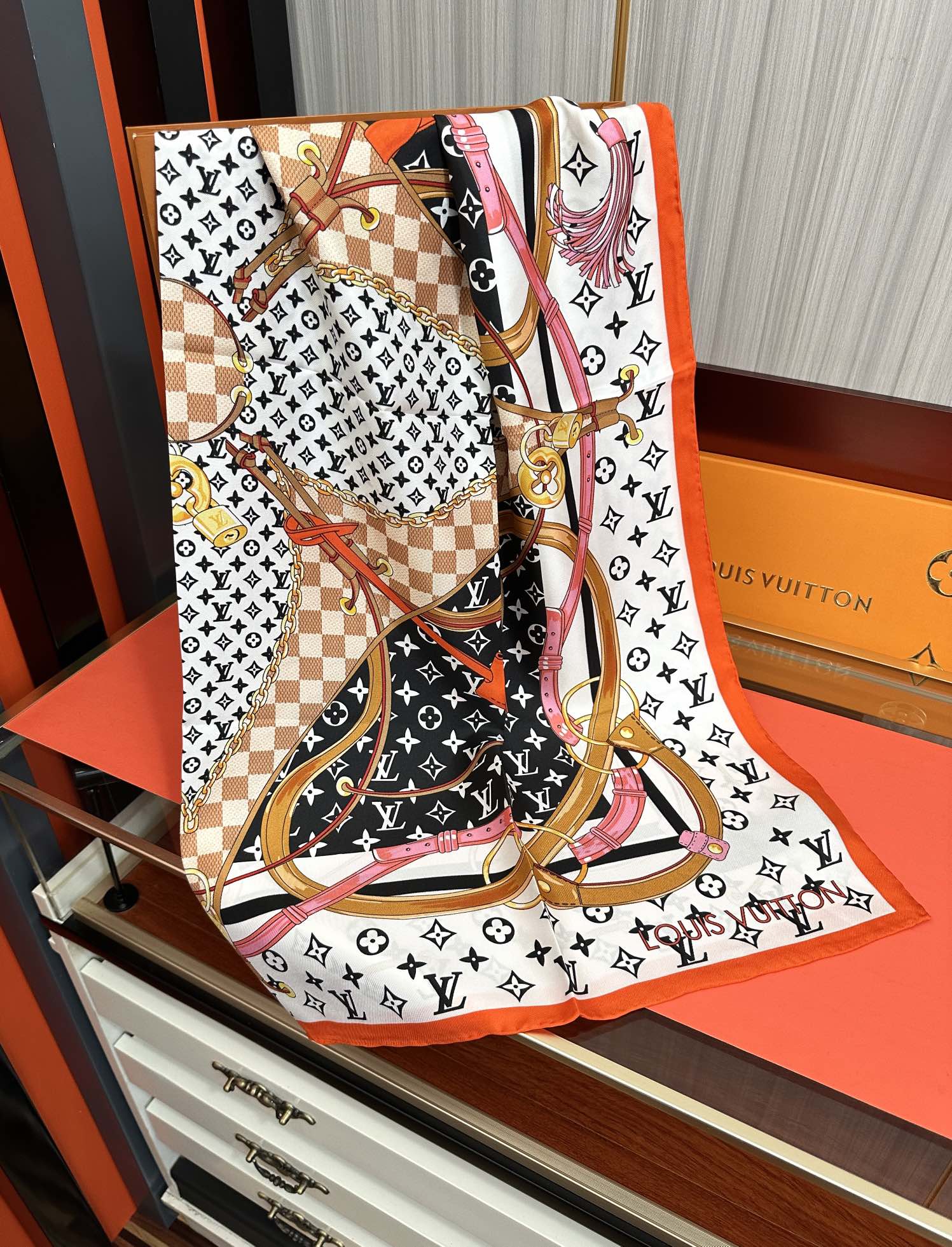 🆕 高版本LV 官网同步👍太美了庆祝Flower And StraPs 真丝方巾以瞩目笔触彰显雅致风范得