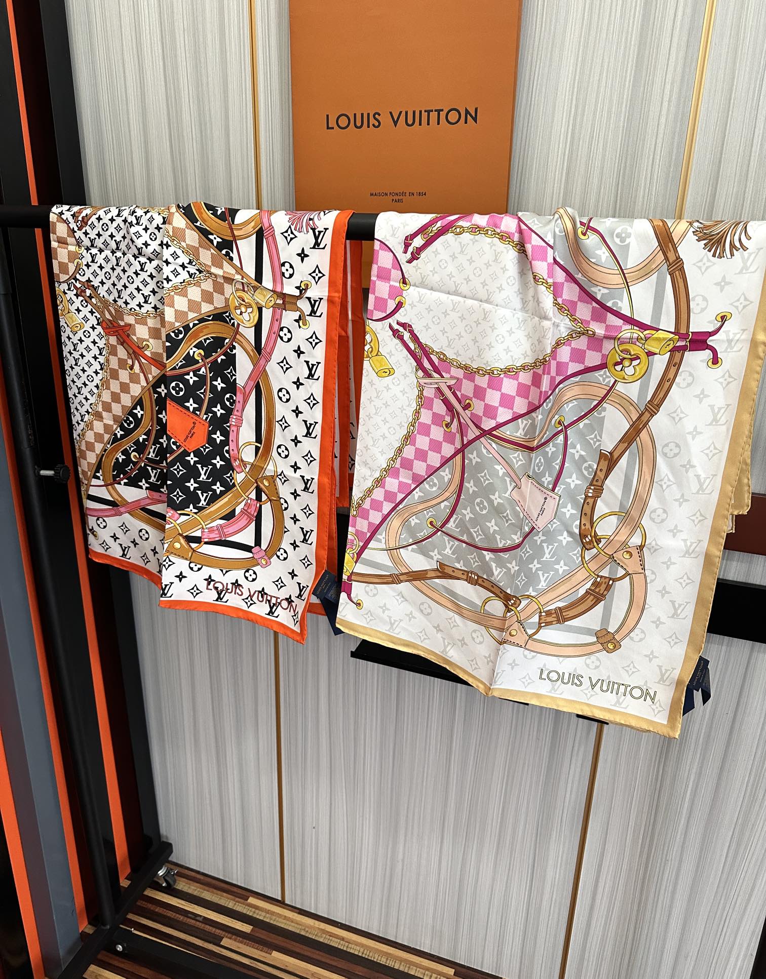 🆕 高版本LV 官网同步👍太美了庆祝Flower And StraPs 真丝方巾以瞩目笔触彰显雅致风范得