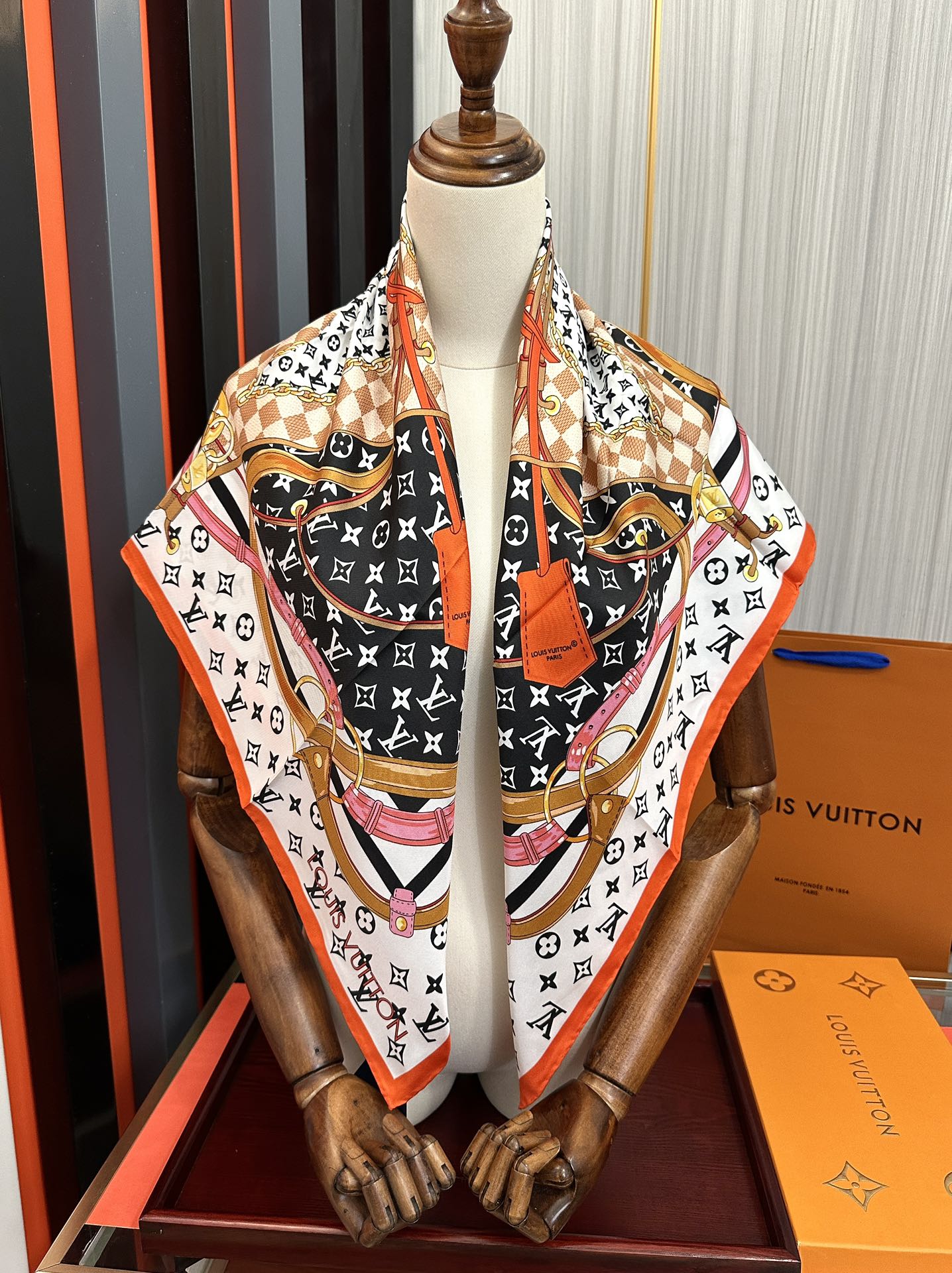 🆕 高版本LV 官网同步👍太美了庆祝Flower And StraPs 真丝方巾以瞩目笔触彰显雅致风范得