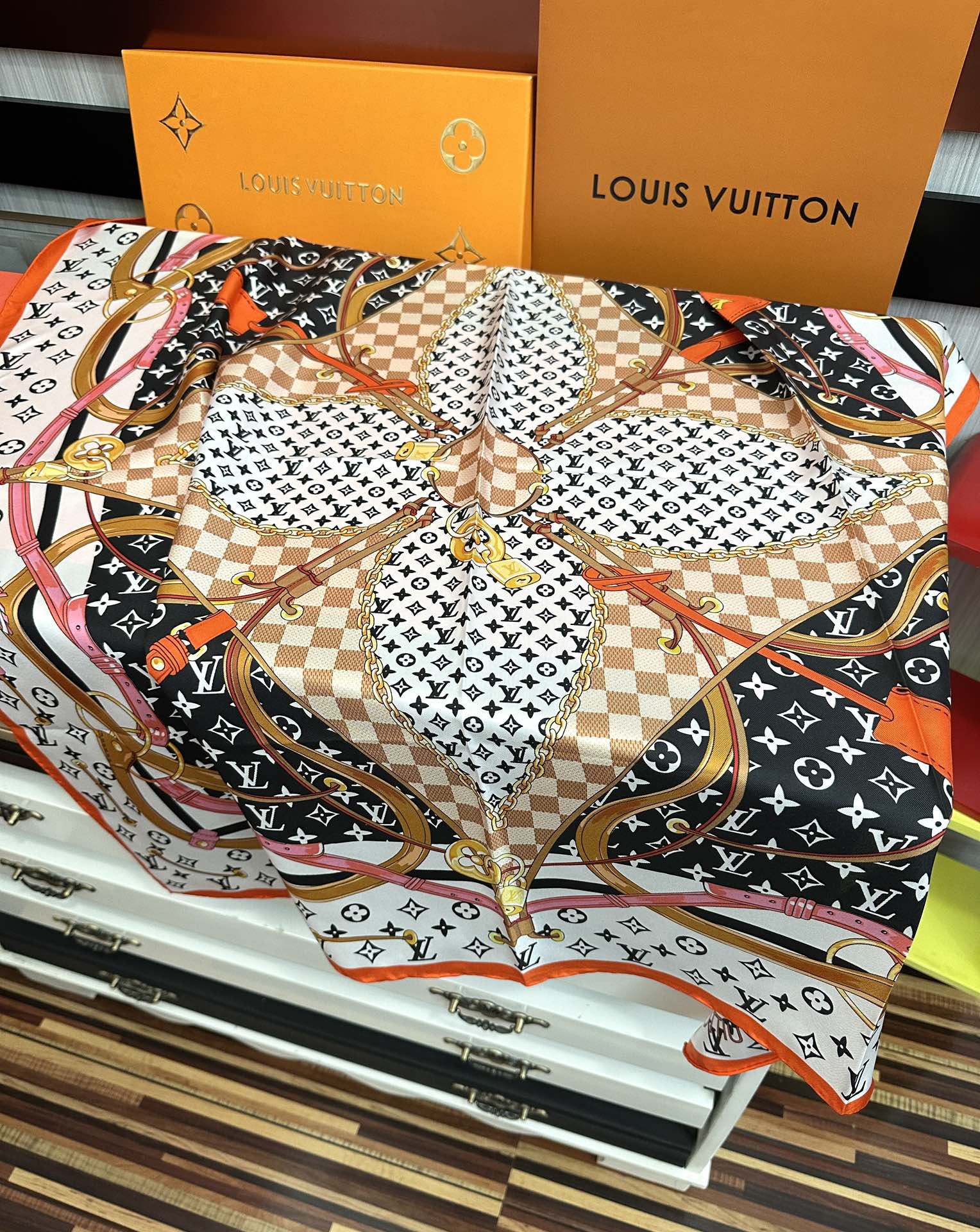 🆕 高版本LV 官网同步👍太美了庆祝Flower And StraPs 真丝方巾以瞩目笔触彰显雅致风范得