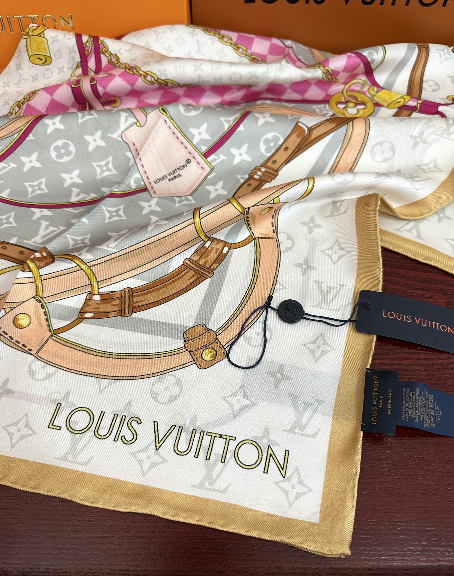 🆕 高版本LV 官网同步👍太美了庆祝Flower And StraPs 真丝方巾以瞩目笔触彰显雅致风范得