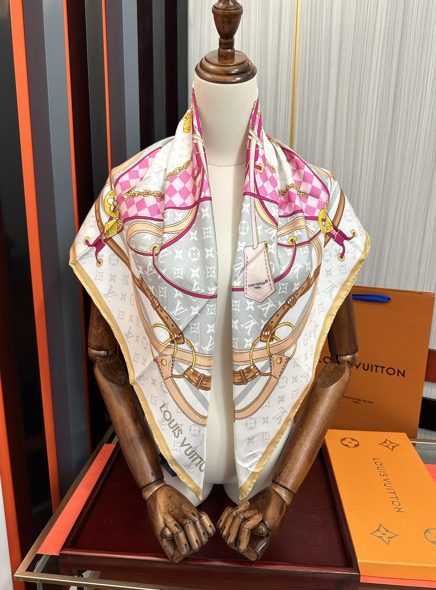 🆕 高版本LV 官网同步👍太美了庆祝Flower And StraPs 真丝方巾以瞩目笔触彰显雅致风范得