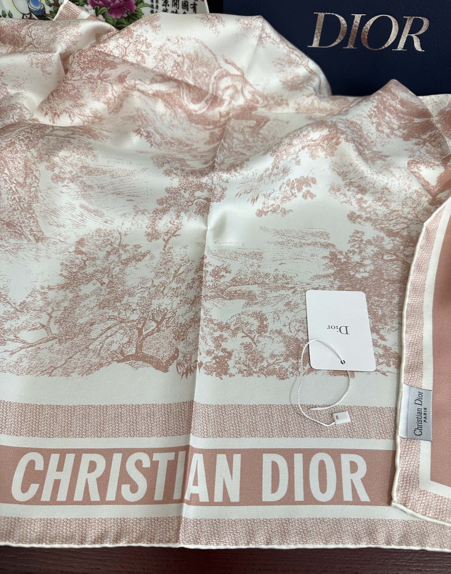。Dior 印花方巾 2025【18姆米双面同色】庆祝Sauvage 茹伊印花这款方巾以经典的 Sauv