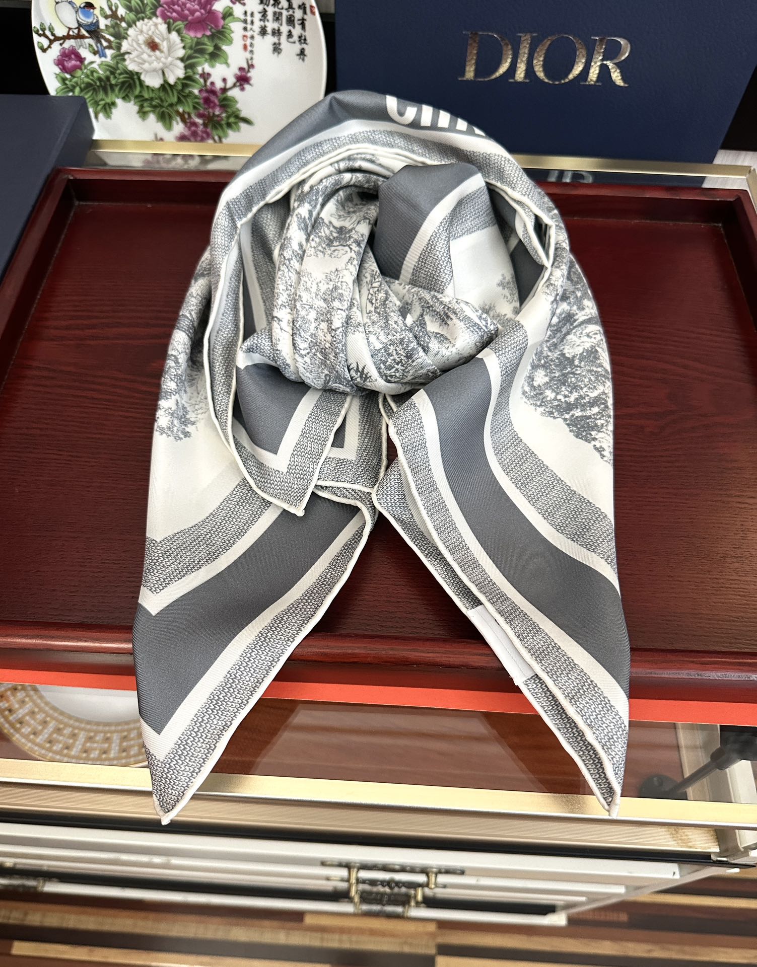 。Dior 印花方巾 2025【18姆米双面同色】庆祝Sauvage 茹伊印花这款方巾以经典的 Sauv