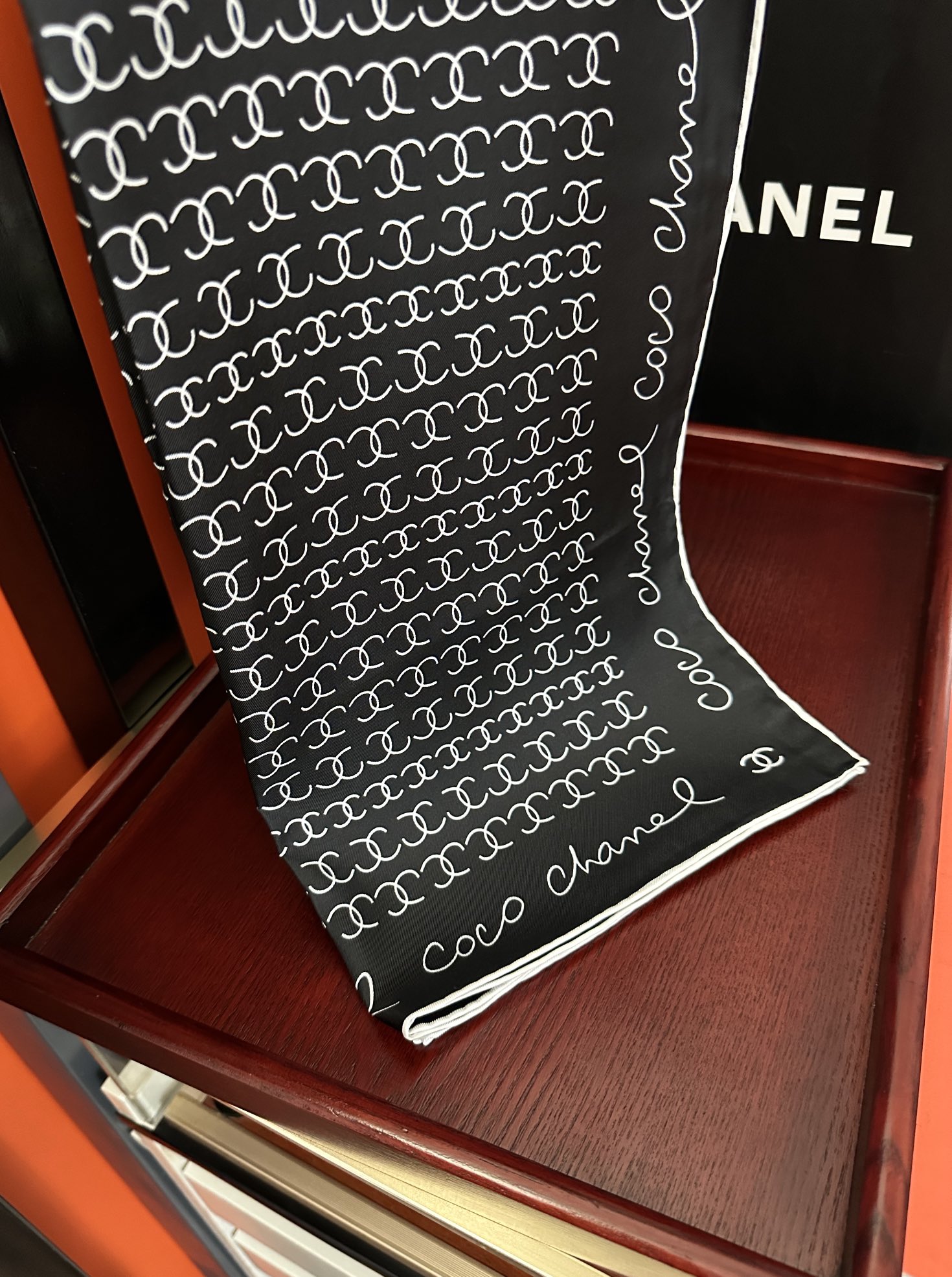 。2010高品质 香奈儿 【双C标志】太美了👍香奶奶永远都是比较经典發一条印有双C交织图案巧妙搭配得意简