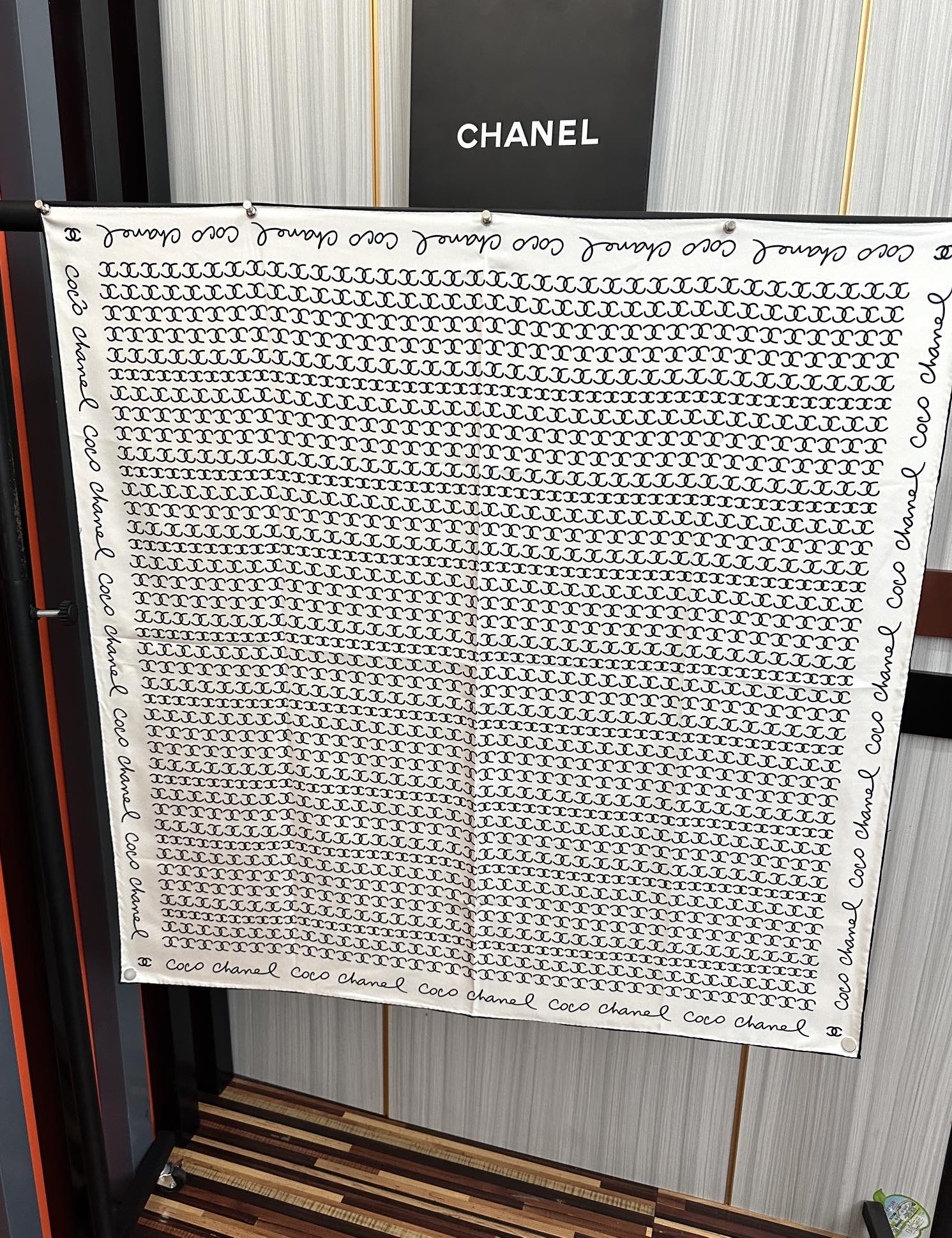 。2010高品质 香奈儿 【双C标志】太美了👍香奶奶永远都是比较经典發一条印有双C交织图案巧妙搭配得意简