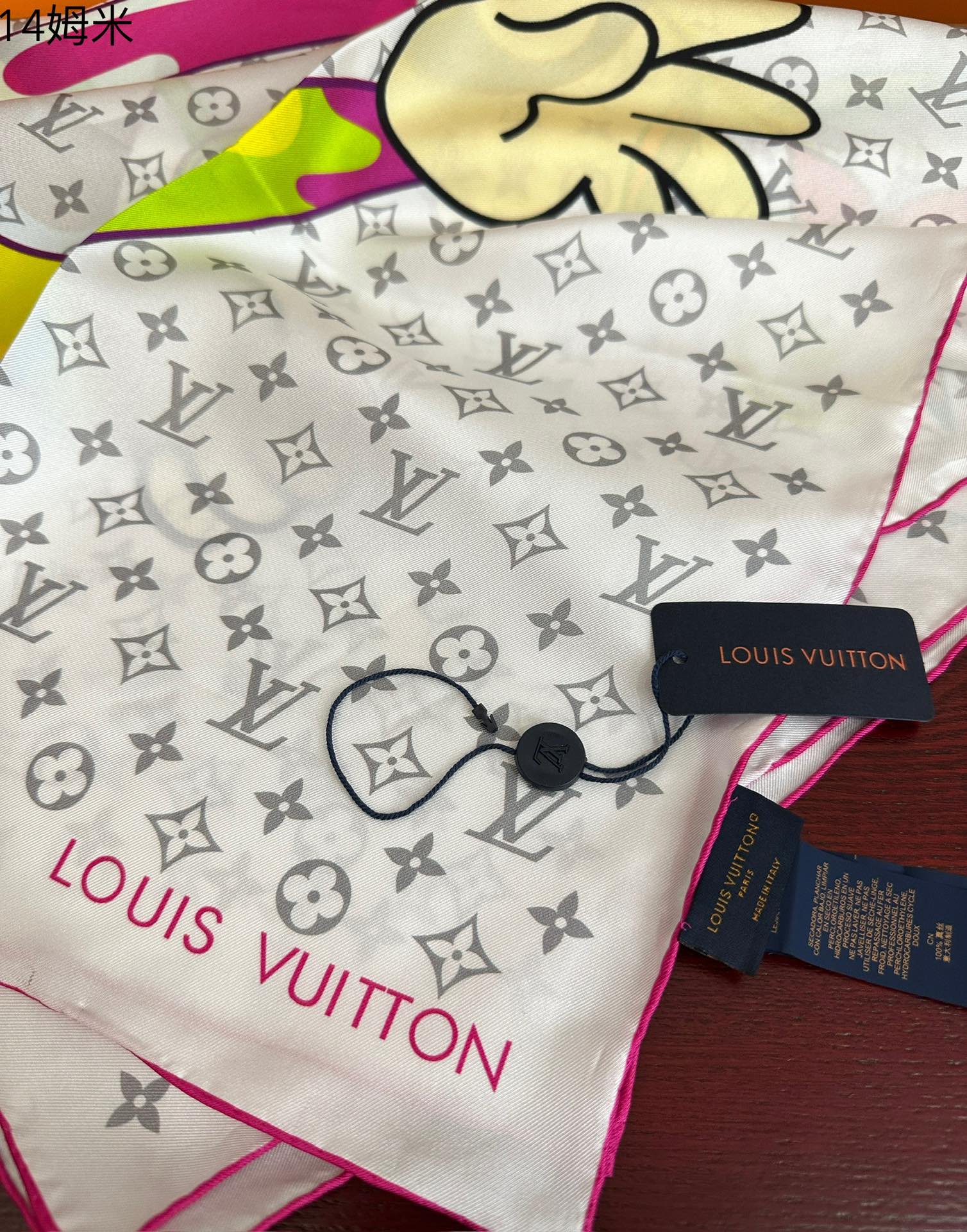 🆕 2010上新 LV 官网同步👍太美了庆祝Flower And StraPs 真丝方巾以瞩目笔触彰显雅