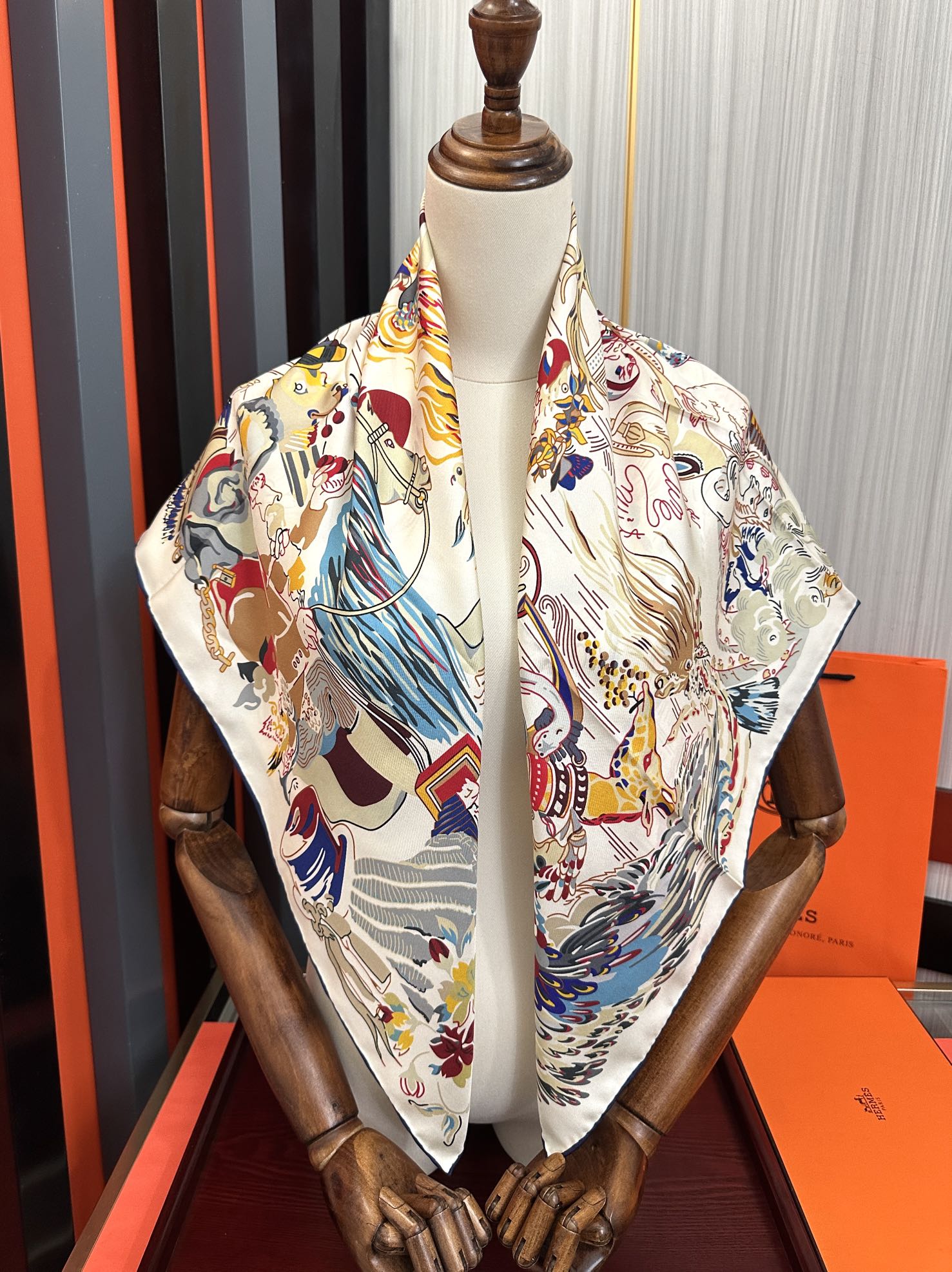 🆕高版本 爱马仕 官网同步【埃米尔奇幻之夜 】设计师：Virginie 夜幕降临在圣奥诺雷街（rue d