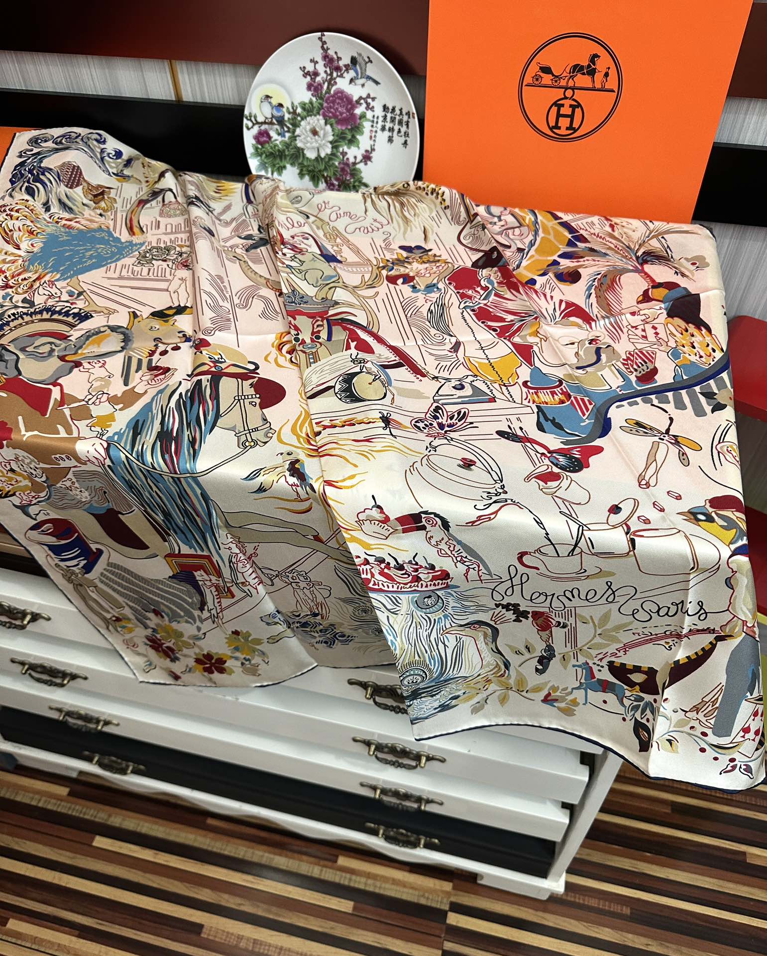 🆕高版本 爱马仕 官网同步【埃米尔奇幻之夜 】设计师：Virginie 夜幕降临在圣奥诺雷街（rue d