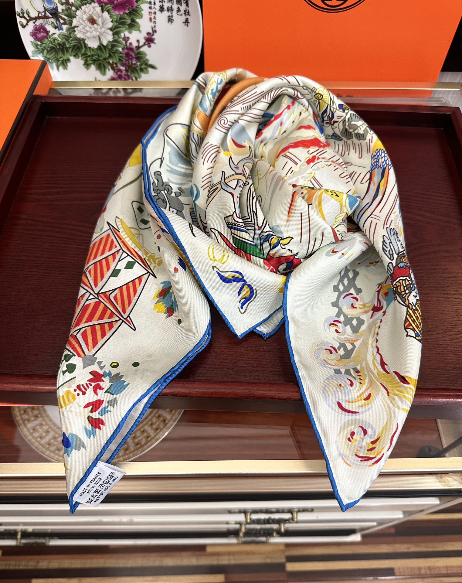 🆕高版本 爱马仕 官网同步【埃米尔奇幻之夜 】设计师：Virginie 夜幕降临在圣奥诺雷街（rue d