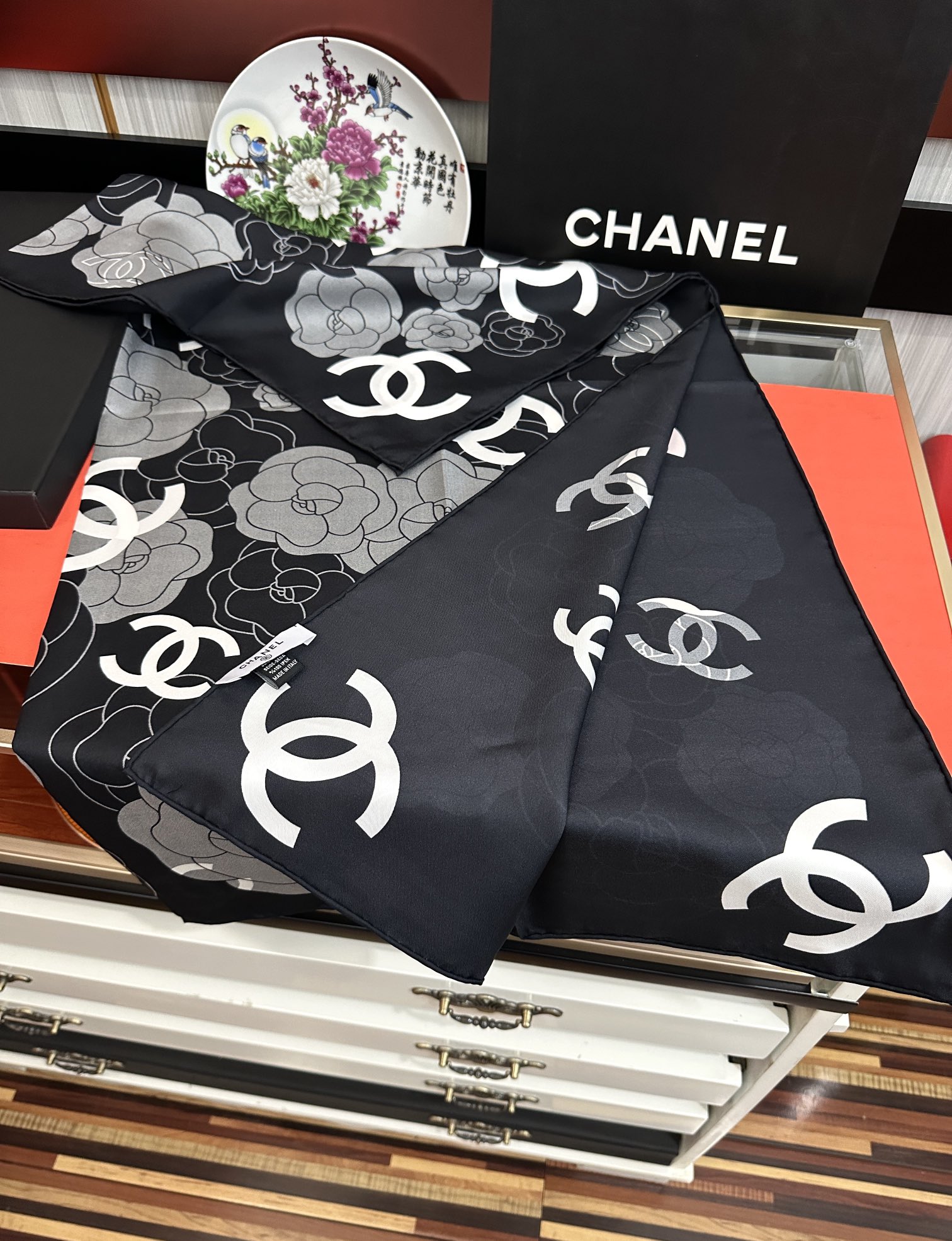  。香奈儿【双面异色】一面山茶花一面双C 嘴唇一条围巾相当两条用 浪漫爱情重磅推荐色真的超级爱的款式❤️