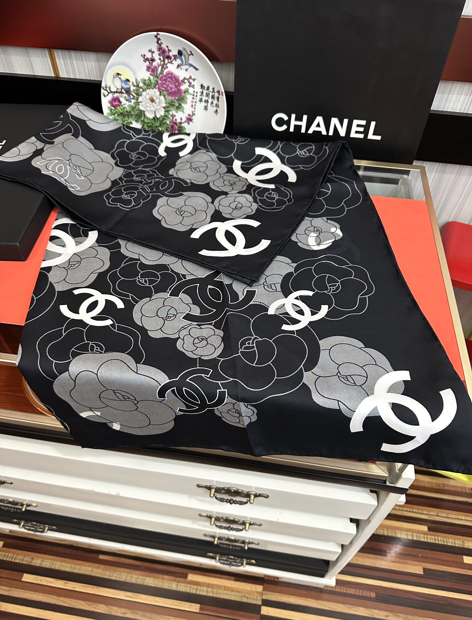  。香奈儿【双面异色】一面山茶花一面双C 嘴唇一条围巾相当两条用 浪漫爱情重磅推荐色真的超级爱的款式❤️