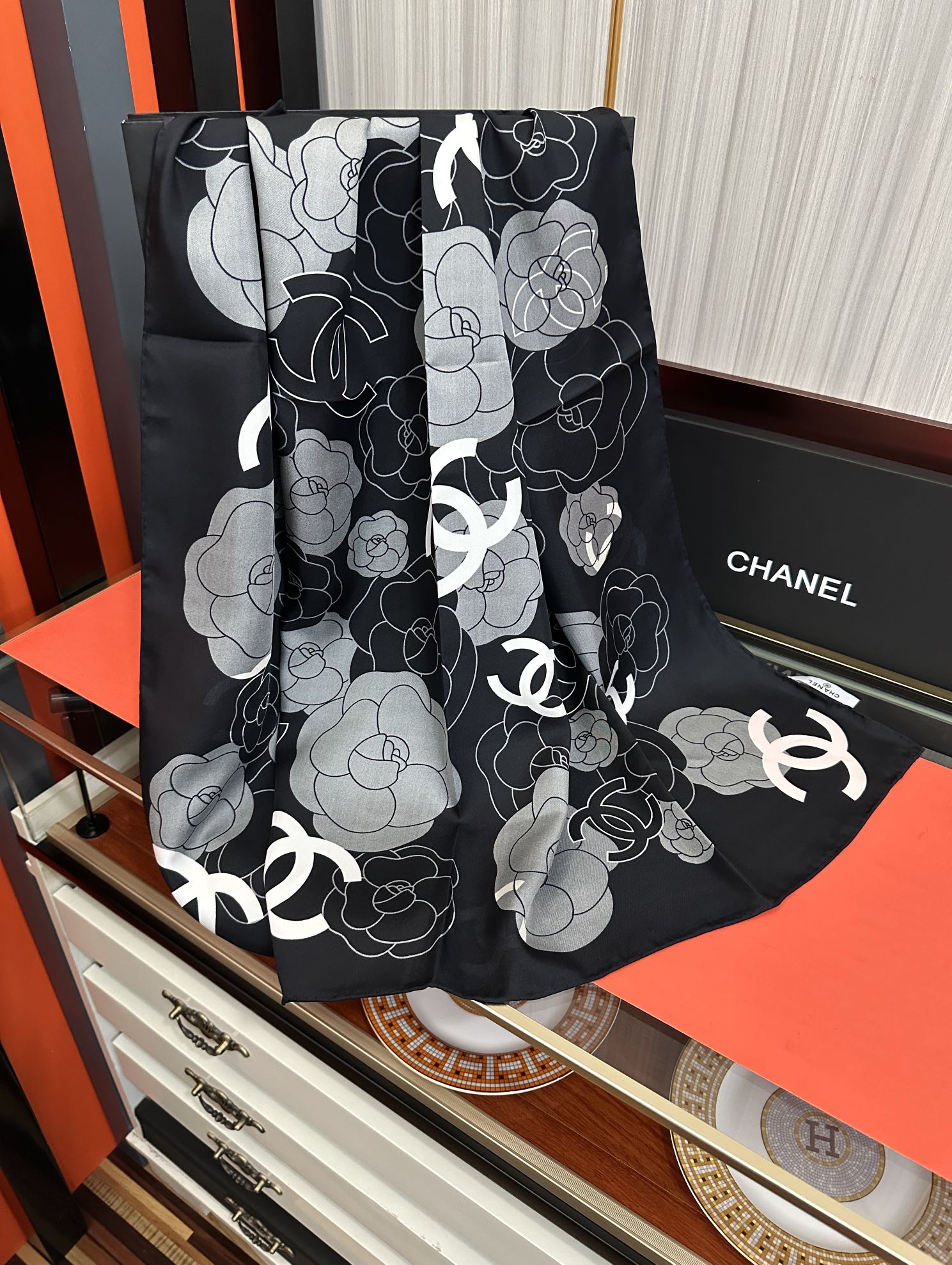  。香奈儿【双面异色】一面山茶花一面双C 嘴唇一条围巾相当两条用 浪漫爱情重磅推荐色真的超级爱的款式❤️