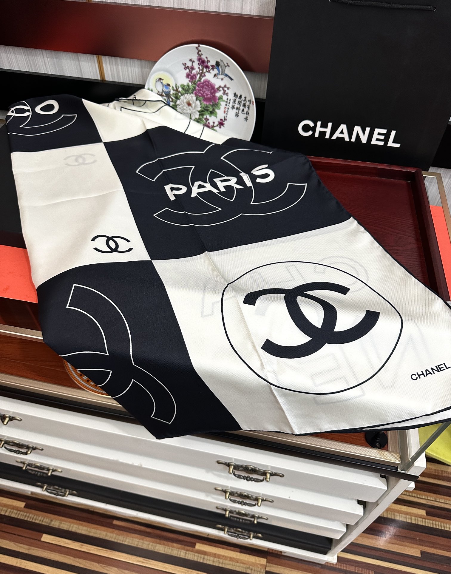 。上新 香奈儿 官网同步👍【18mm顶级真丝双面同色90方巾】春夏方巾设计真的好有突破
黑白格大气经典得