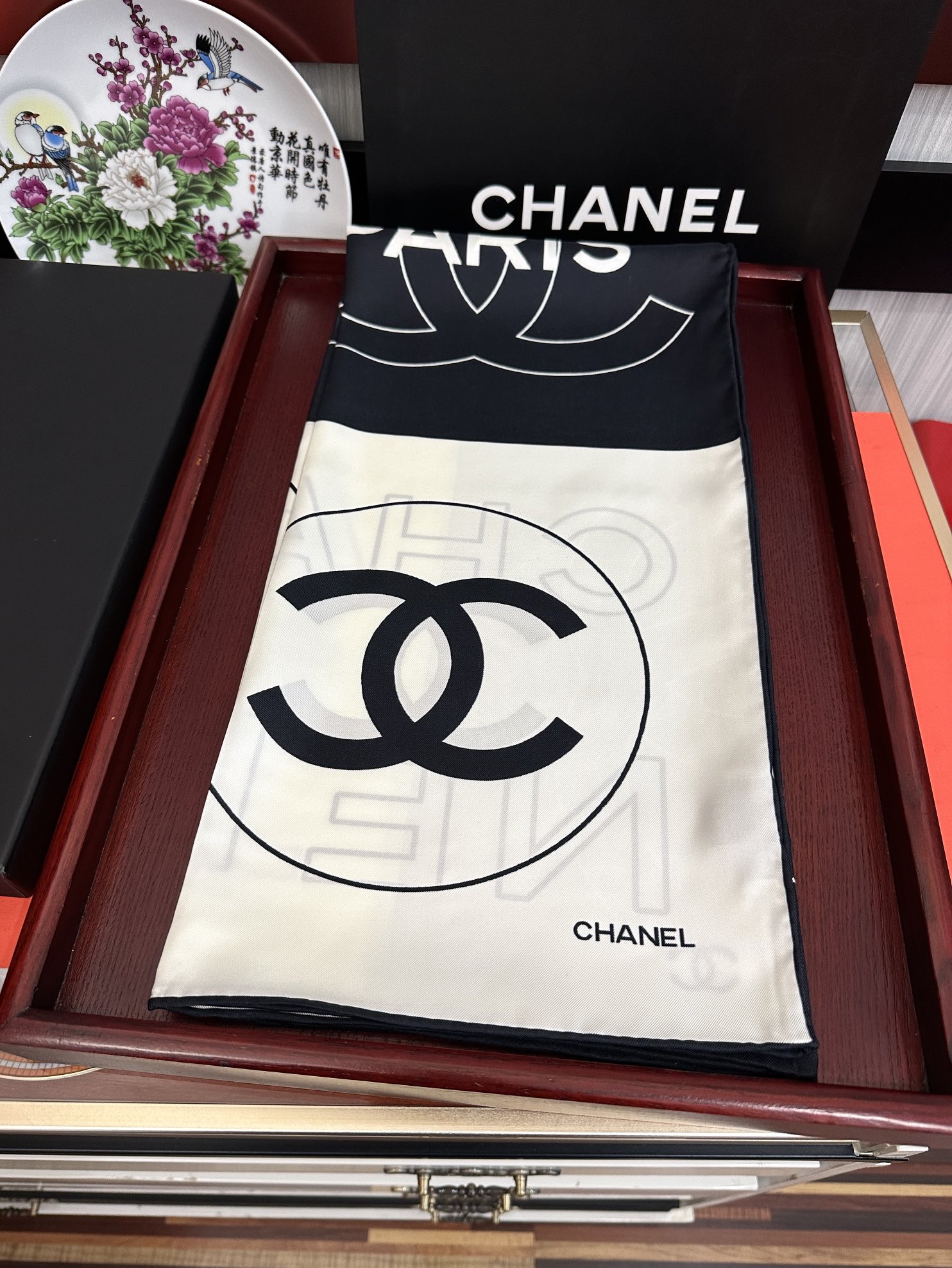 。上新 香奈儿 官网同步👍【18mm顶级真丝双面同色90方巾】春夏方巾设计真的好有突破
黑白格大气经典得