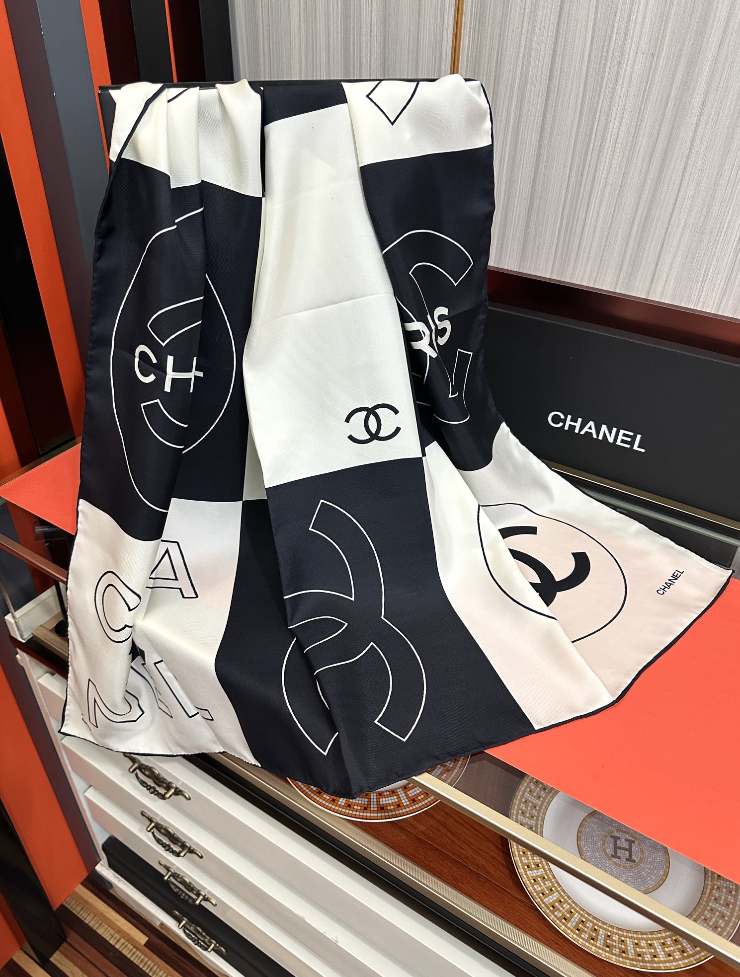 。上新 香奈儿 官网同步👍【18mm顶级真丝双面同色90方巾】春夏方巾设计真的好有突破
黑白格大气经典得