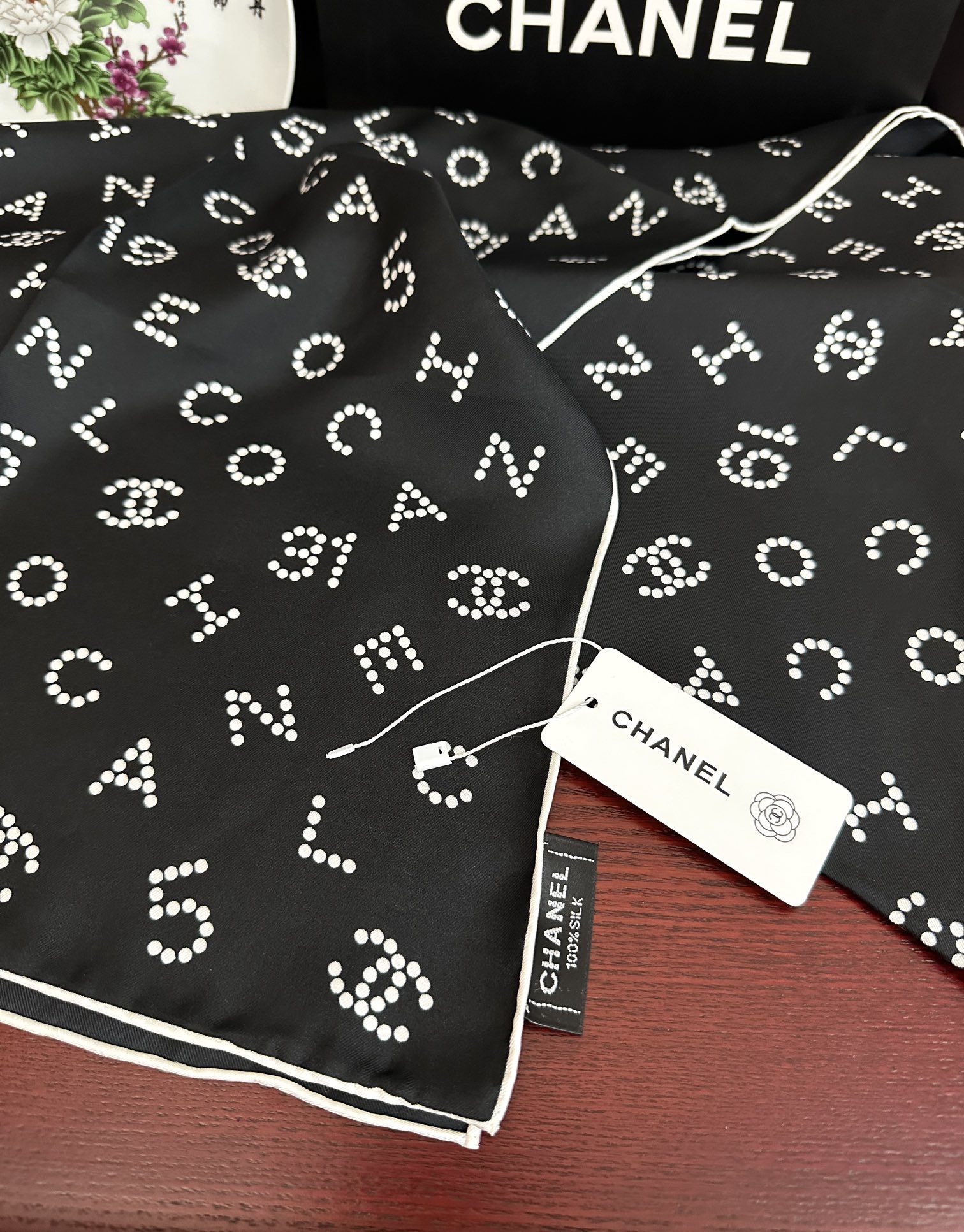 。 2010香奈儿 官网同步【双面同色 18姆米】 高版本👍香奶奶永远都是比较经典發一条印有字母Logo