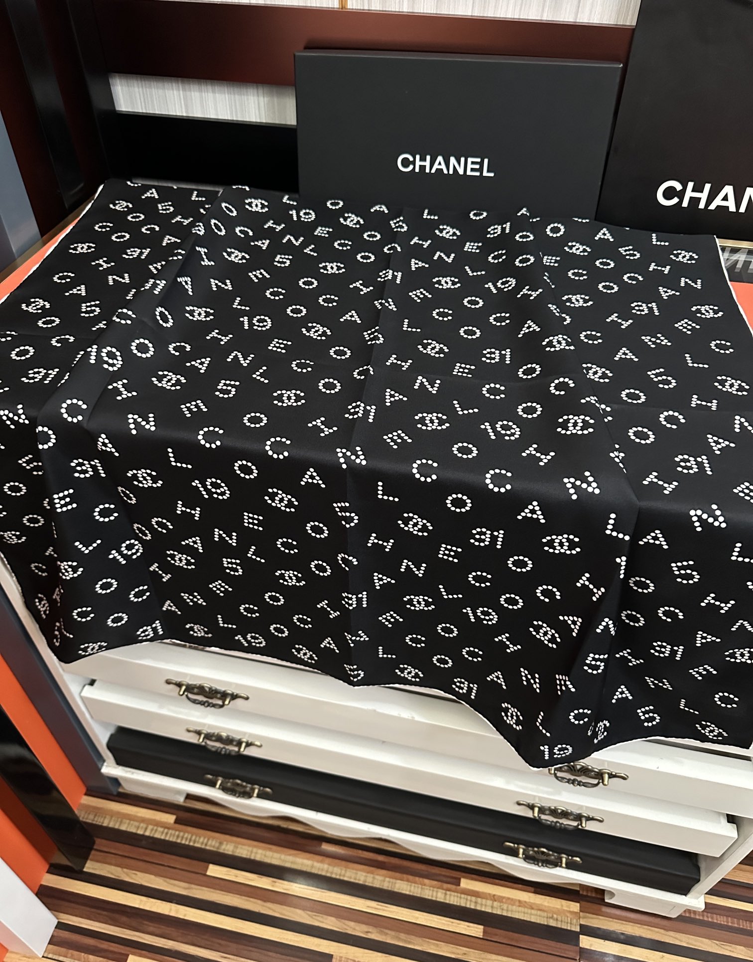 。 2010香奈儿 官网同步【双面同色 18姆米】 高版本👍香奶奶永远都是比较经典發一条印有字母Logo