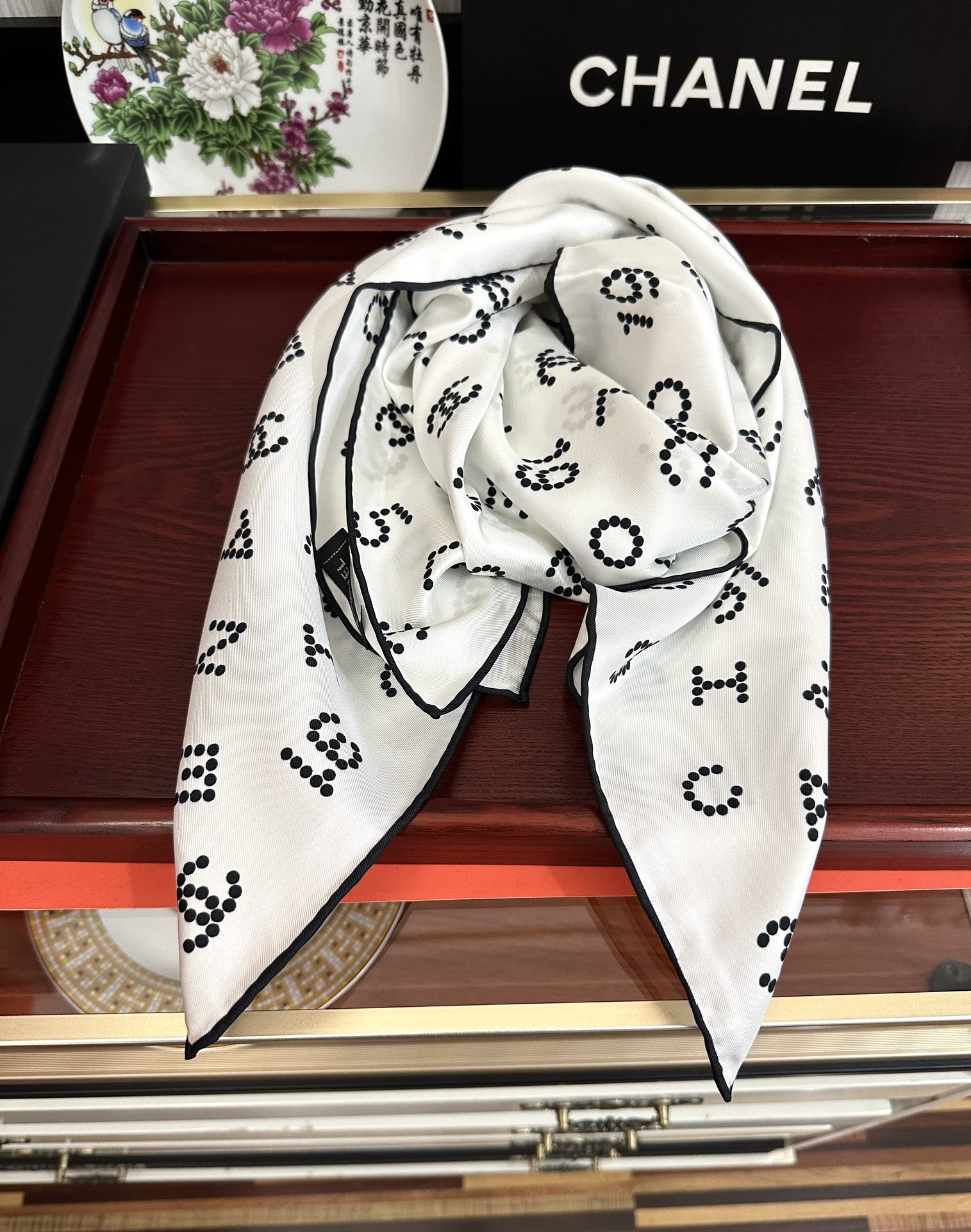 。 2010香奈儿 官网同步【双面同色 18姆米】 高版本👍香奶奶永远都是比较经典發一条印有字母Logo