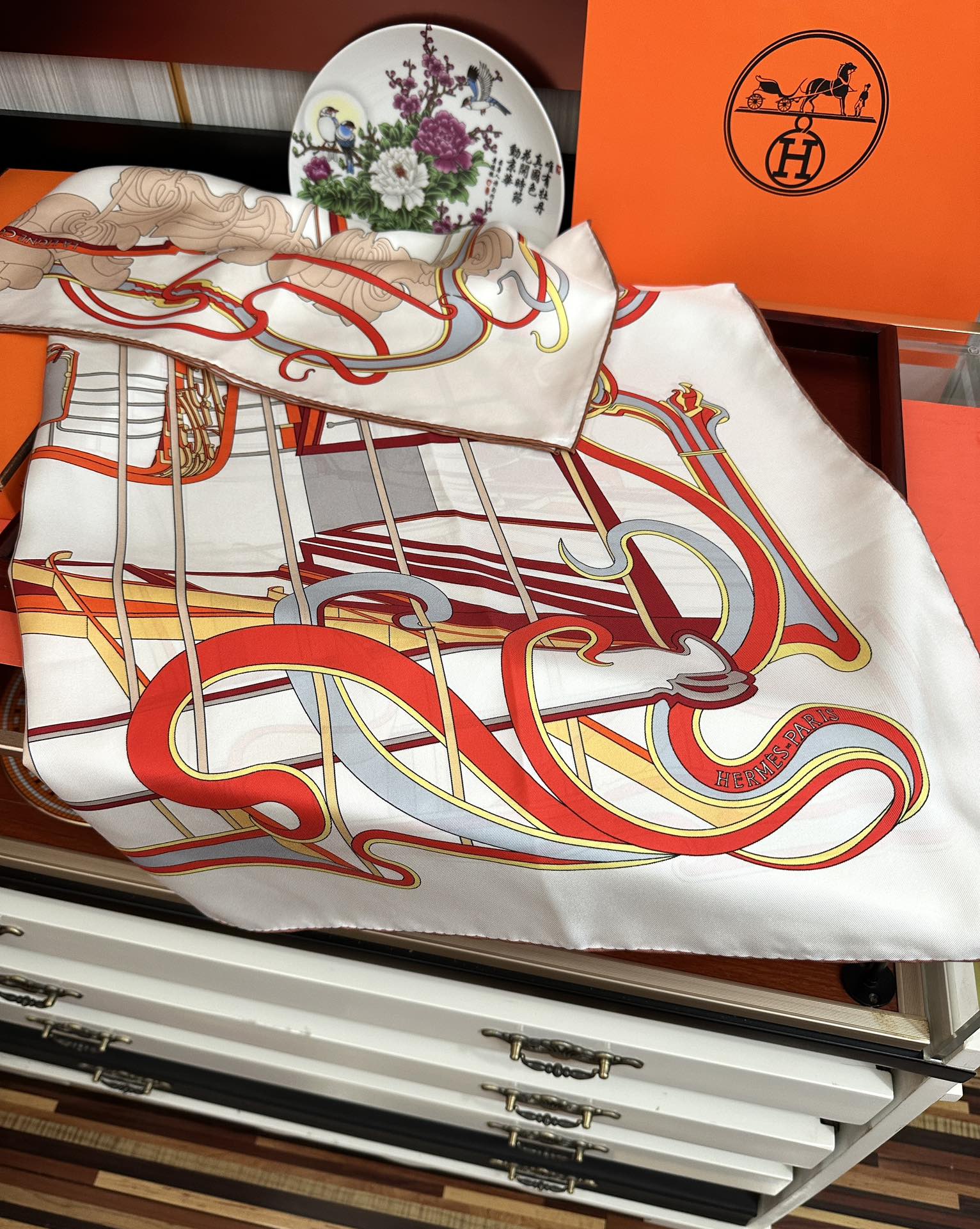 🆕新款爱马仕 【马鞭起舞线条版】90方巾 创作渊源在比利时的圣吉尔区嘴唇建筑师维克多•霍塔 
Horta