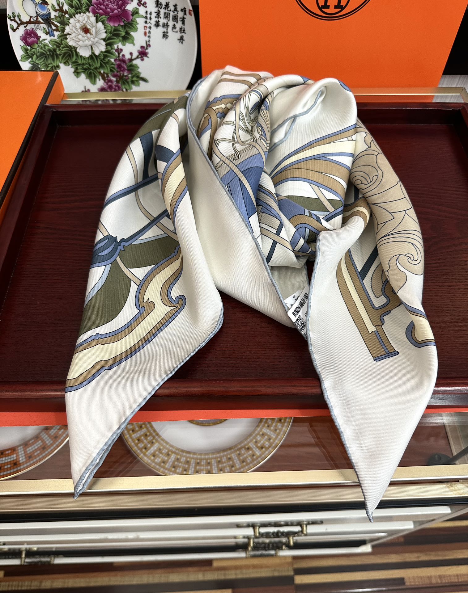 🆕新款爱马仕 【马鞭起舞线条版】90方巾 创作渊源在比利时的圣吉尔区嘴唇建筑师维克多•霍塔 
Horta