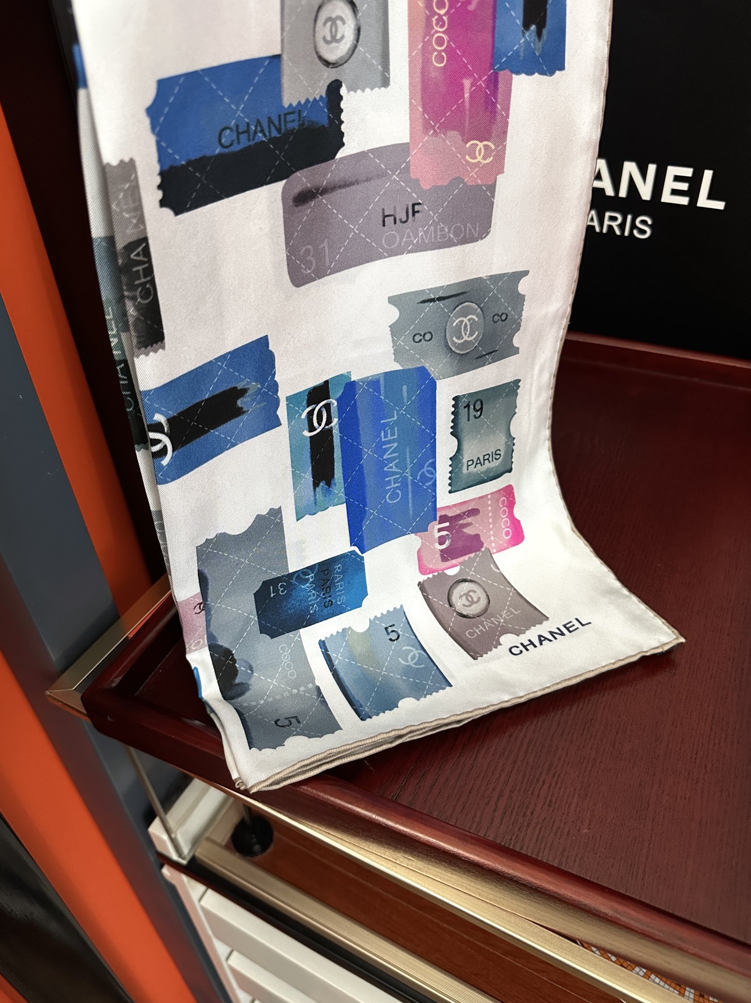 高版本。香奈儿24k邮票方巾 官网同步 这一款方巾以邮票元素为主得意除此之外还有成衣、小丝巾的设计颜色明