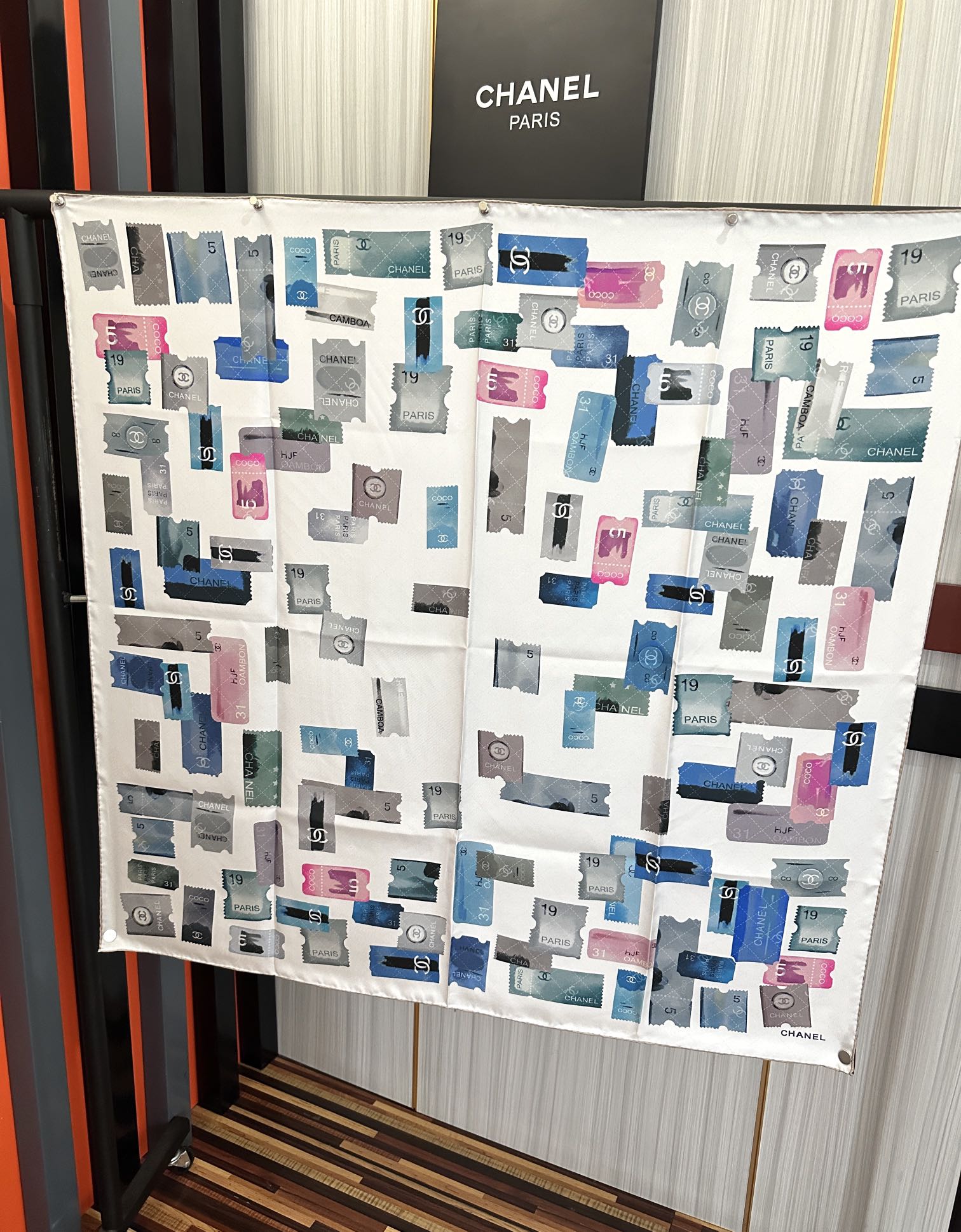 高版本。香奈儿24k邮票方巾 官网同步 这一款方巾以邮票元素为主得意除此之外还有成衣、小丝巾的设计颜色明