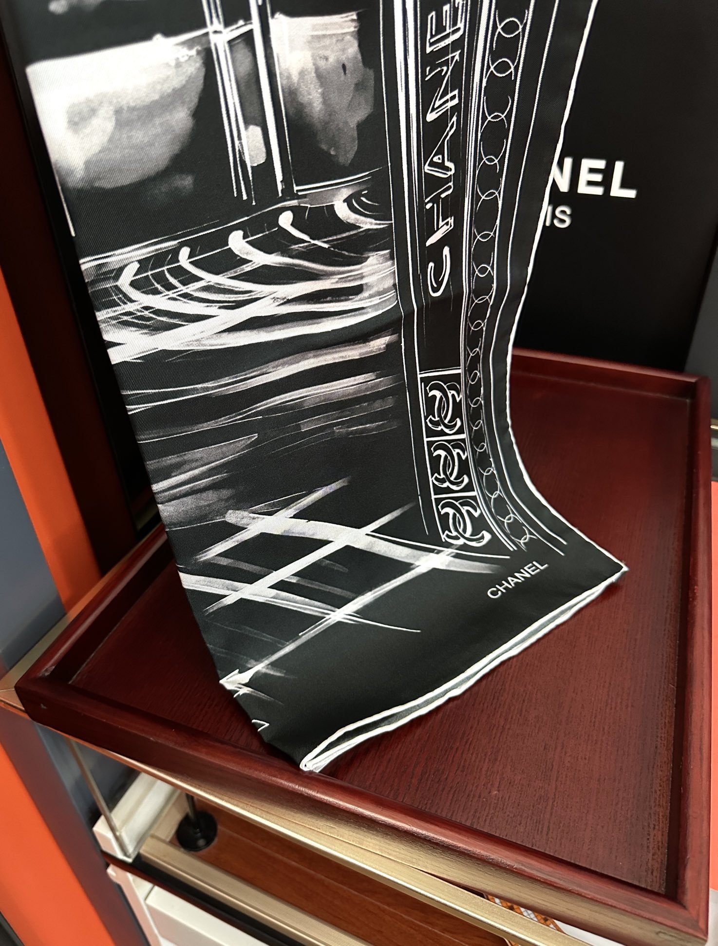  。2010新款 香奈 今年的爆款 这款必入丝巾 官网同步 的图案是巴黎大皇宫中被命名为“Gabriel