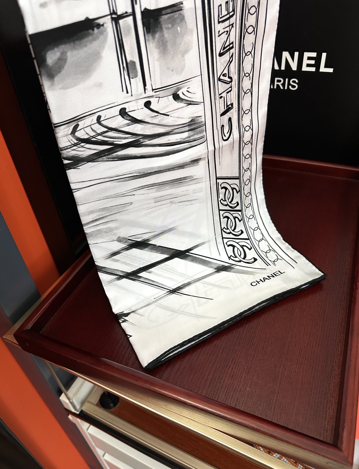  。2010新款 香奈 今年的爆款 这款必入丝巾 官网同步 的图案是巴黎大皇宫中被命名为“Gabriel