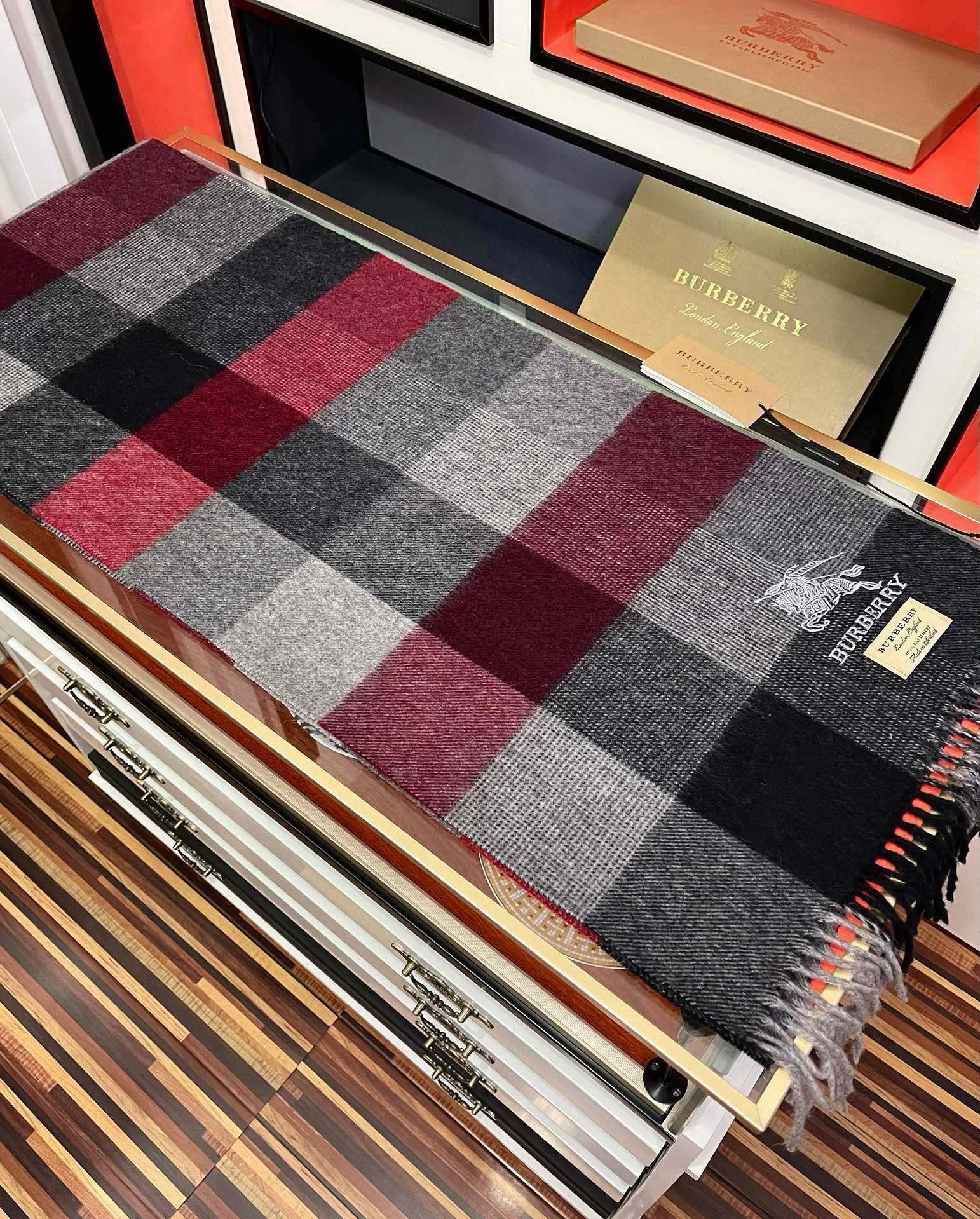 上新。巴家2025  最新款💖男女通用情侣👫款，永不过时，上身效果非常棒👍质感醇尚的苏格兰风格💕采用纯羊