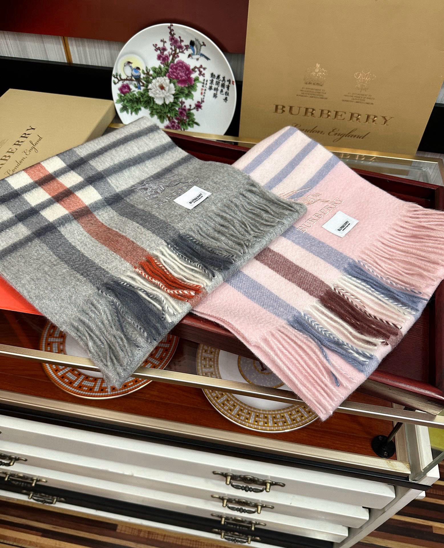 上新。2010 吧宝利 最爆款【采用内蒙古山羊绒】🎉男女士情侣款👫围巾‼️太美了😎让人耳目一新的感觉色色